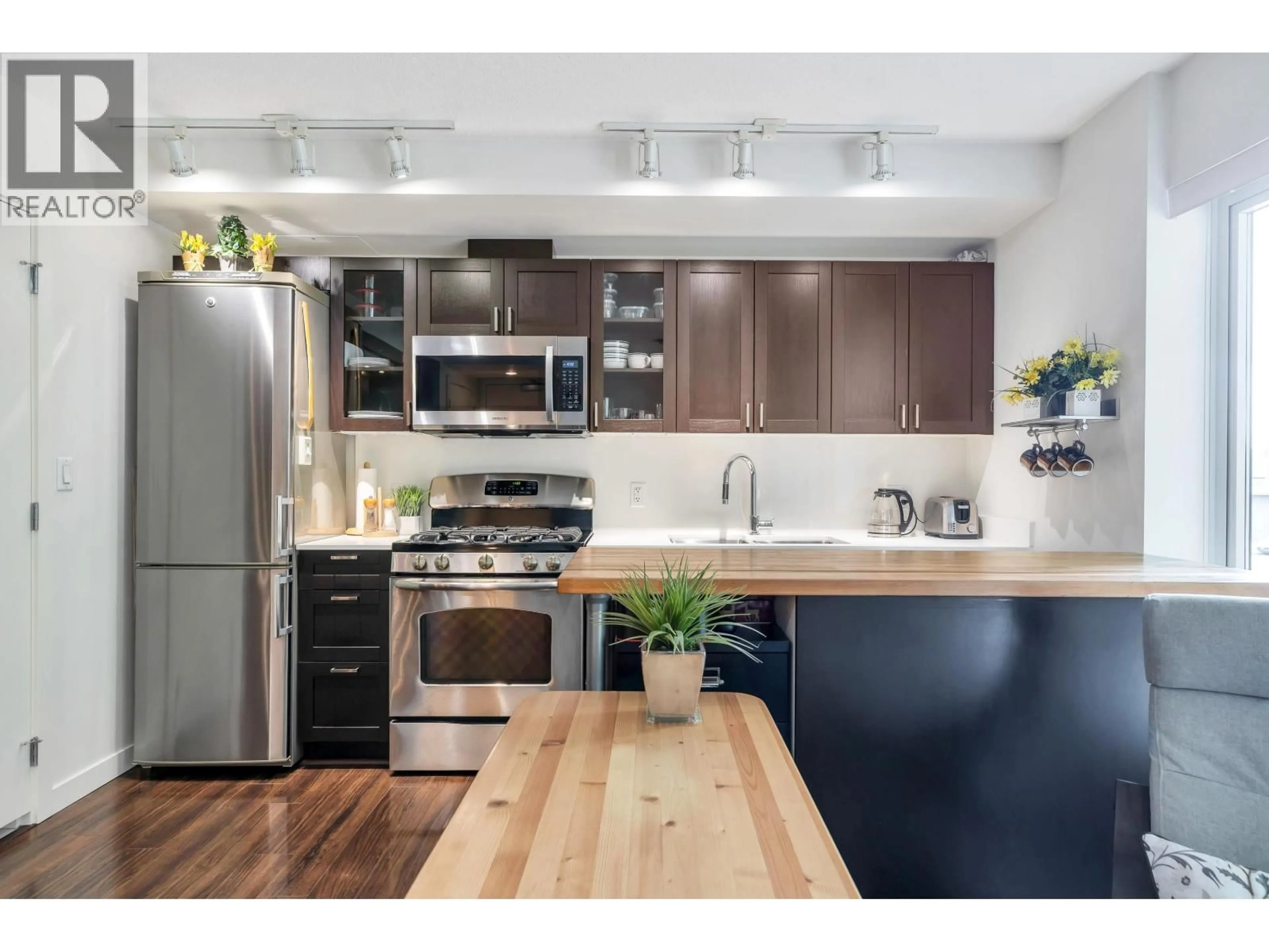 Open concept kitchen, wood/laminate floor for 201 - 4888 NANAIMO STREET, Vancouver British Columbia V5N0B5