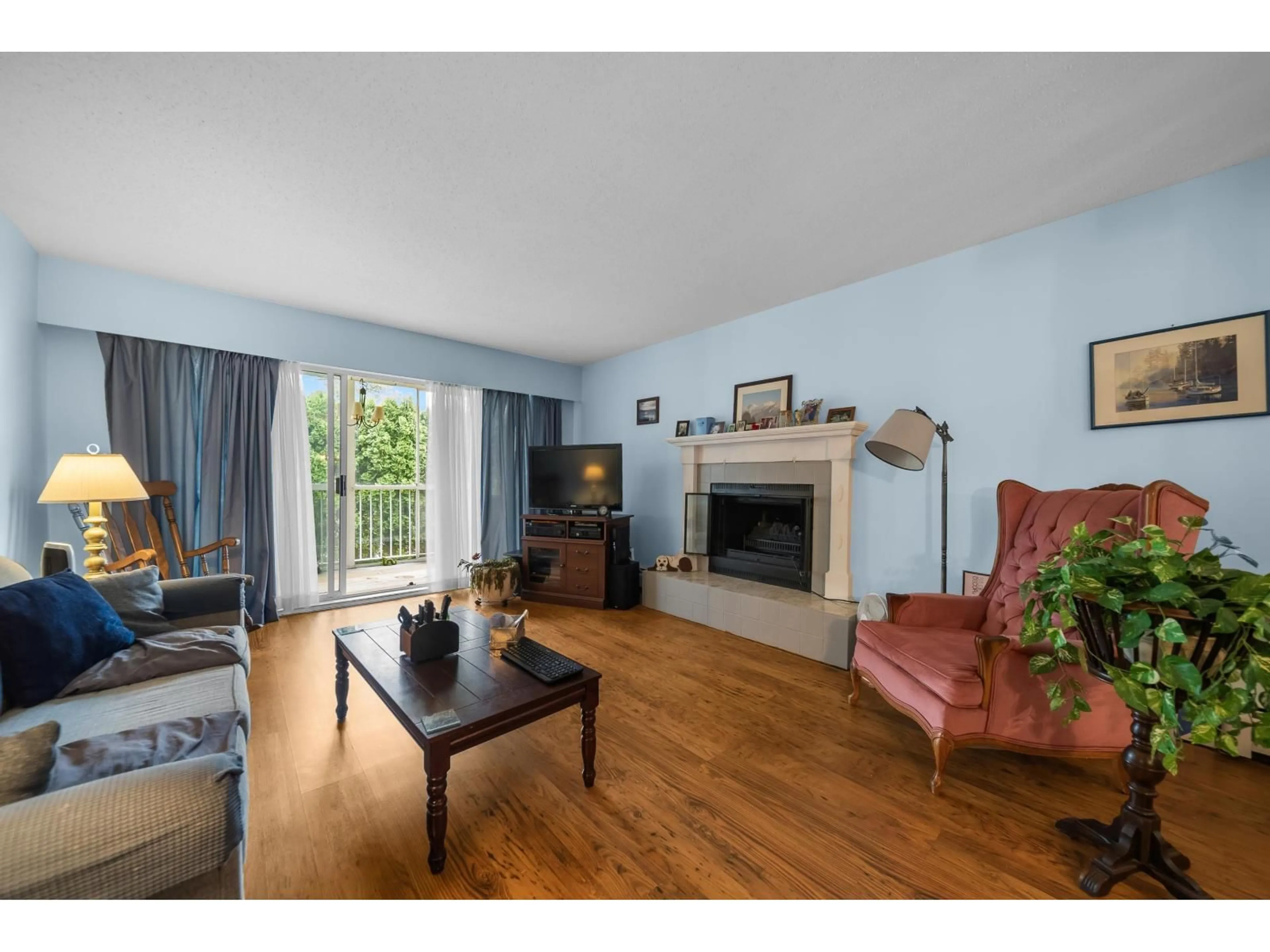 Living room with furniture, wood/laminate floor for 111 - 32025 TIMS AVENUE, Abbotsford British Columbia V2T2H3