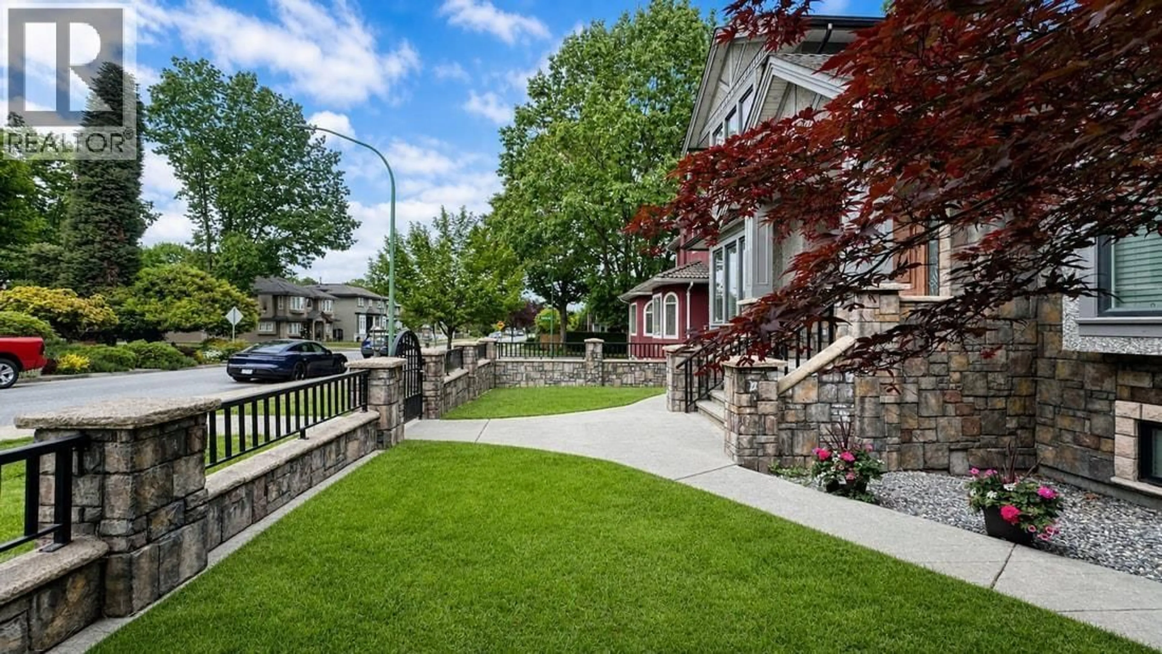Patio, street for 3894 OXFORD STREET, Burnaby British Columbia V5C1C3