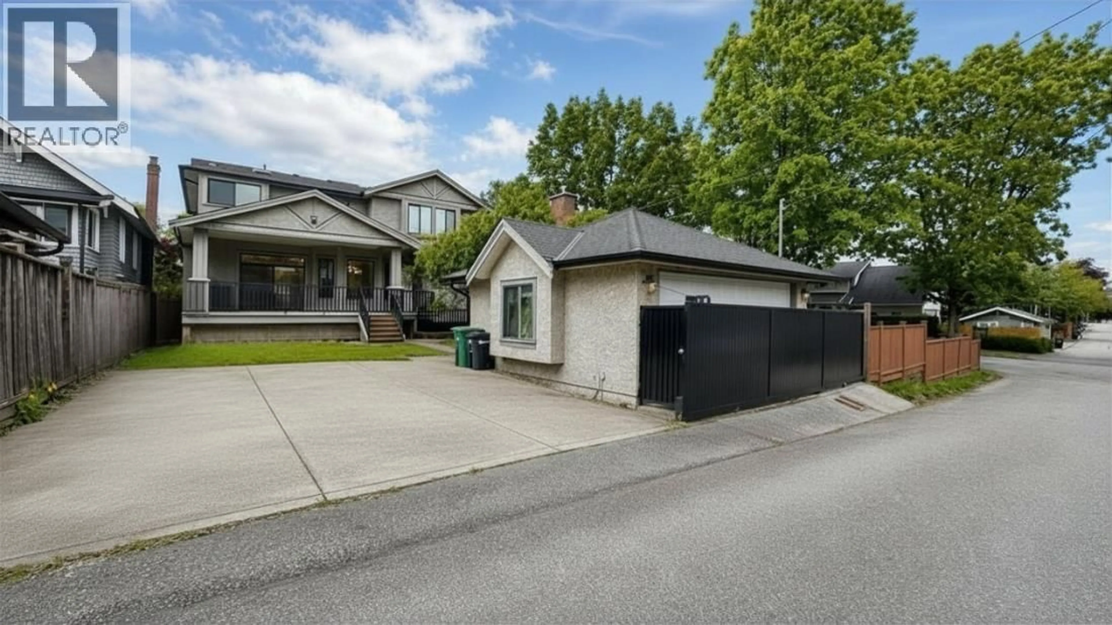 A pic from outside/outdoor area/front of a property/back of a property/a pic from drone, street for 3894 OXFORD STREET, Burnaby British Columbia V5C1C3