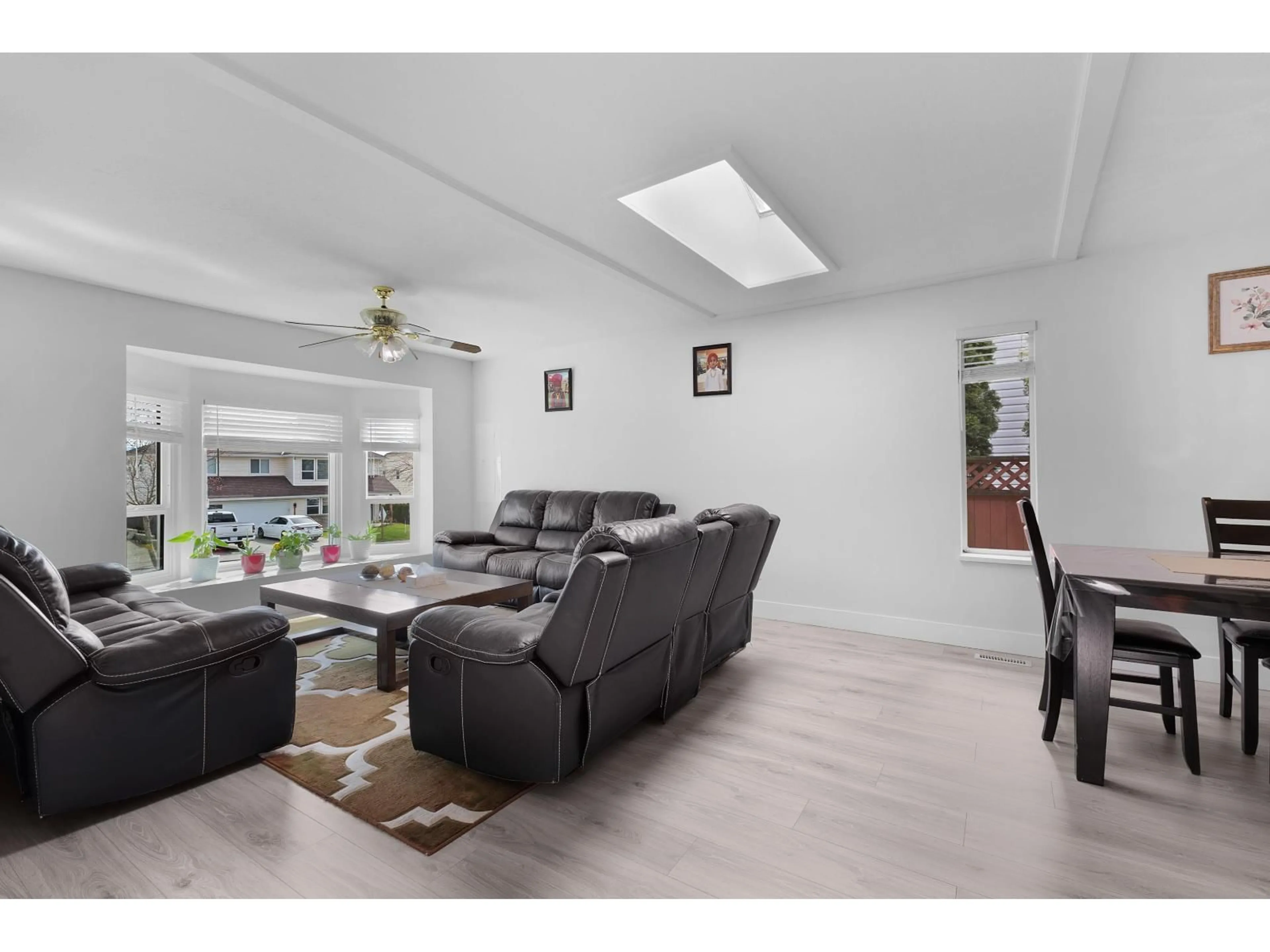 Living room with furniture, unknown for 3099 CURLEW DRIVE, Abbotsford British Columbia V2T5J3