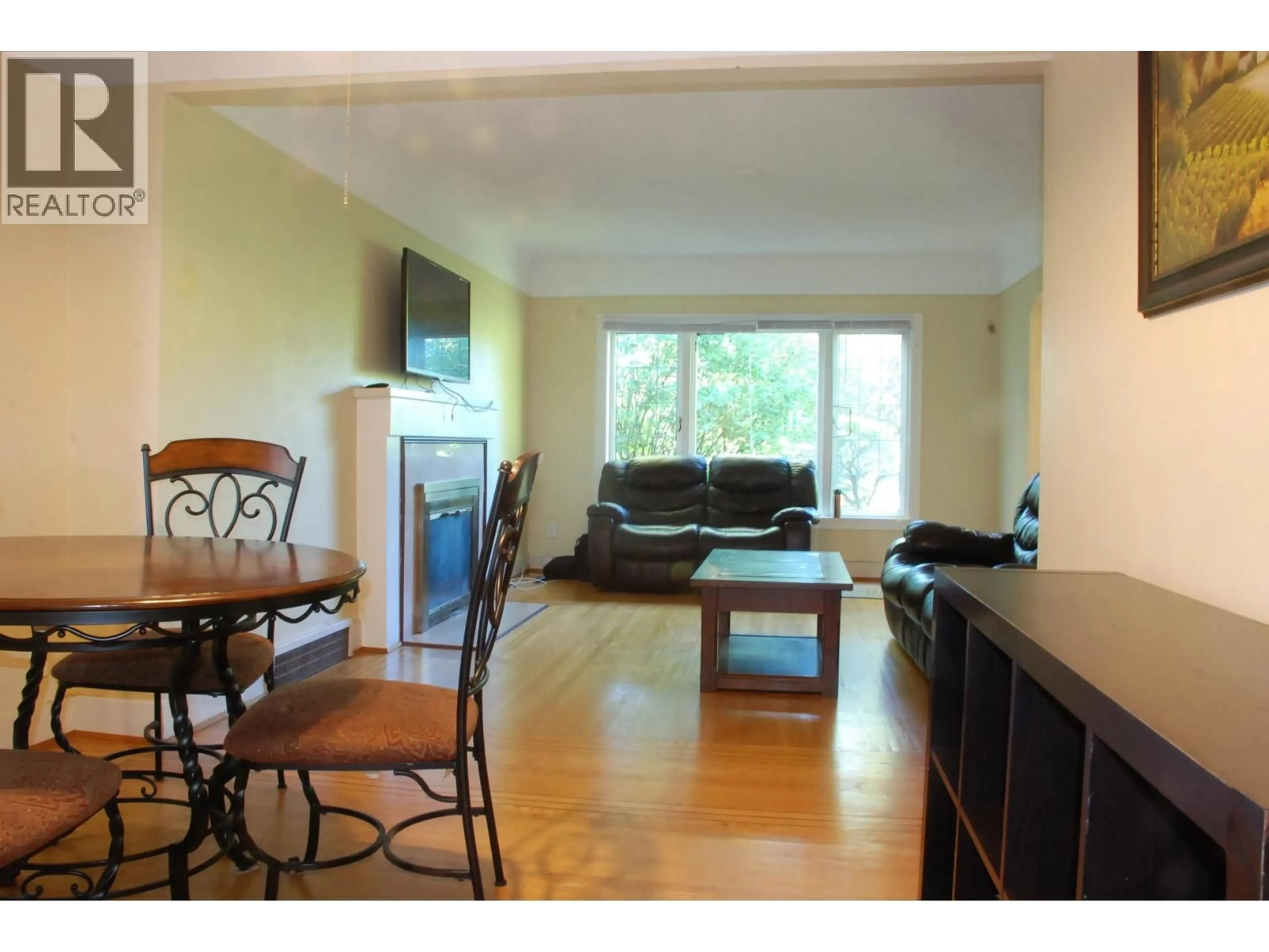 Living room with furniture, wood/laminate floor for 3276 32ND AVENUE, Vancouver British Columbia V6L2C3
