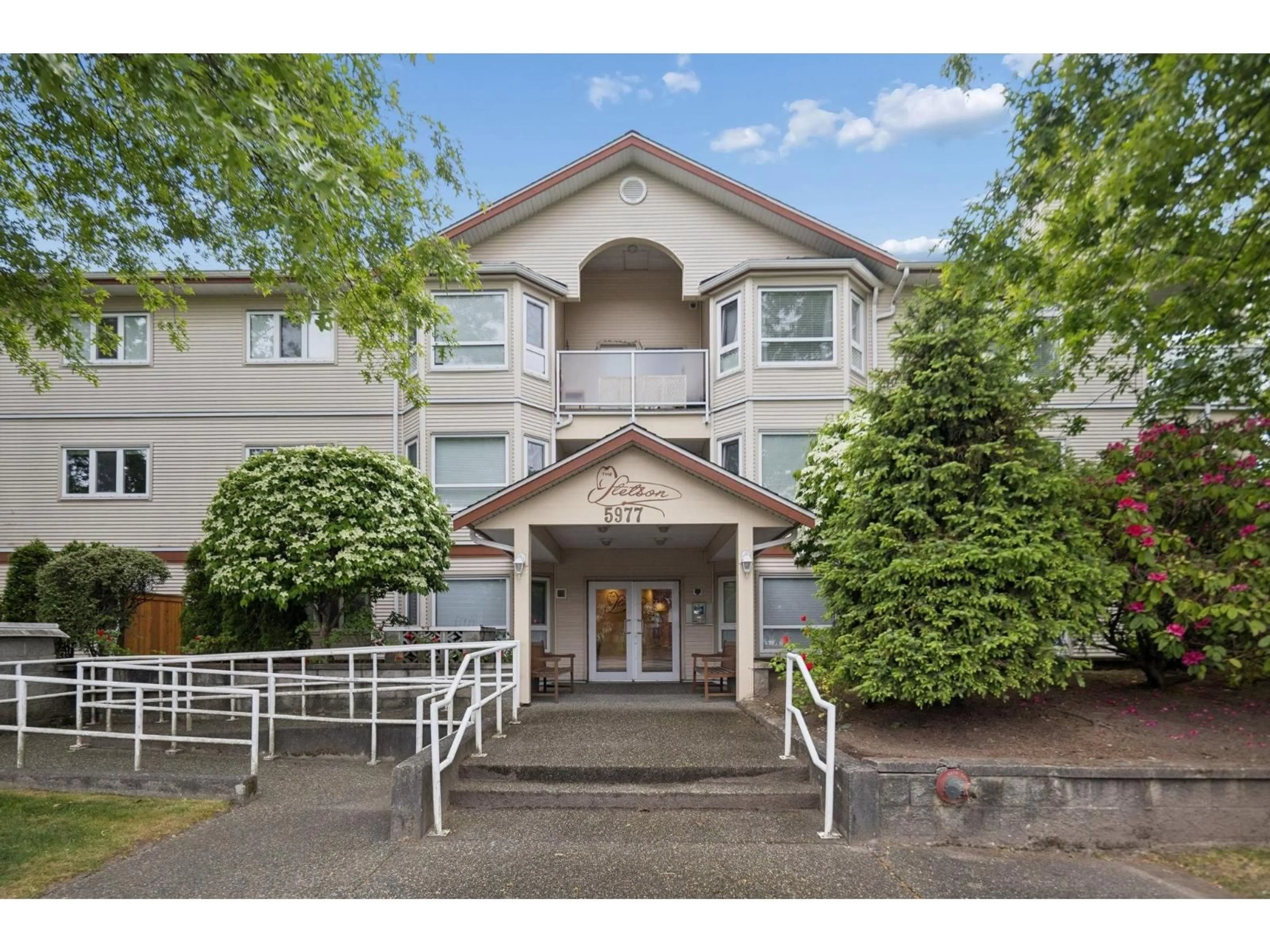 Indoor foyer for 305 - 5977 177B STREET, Surrey British Columbia V3S4J7