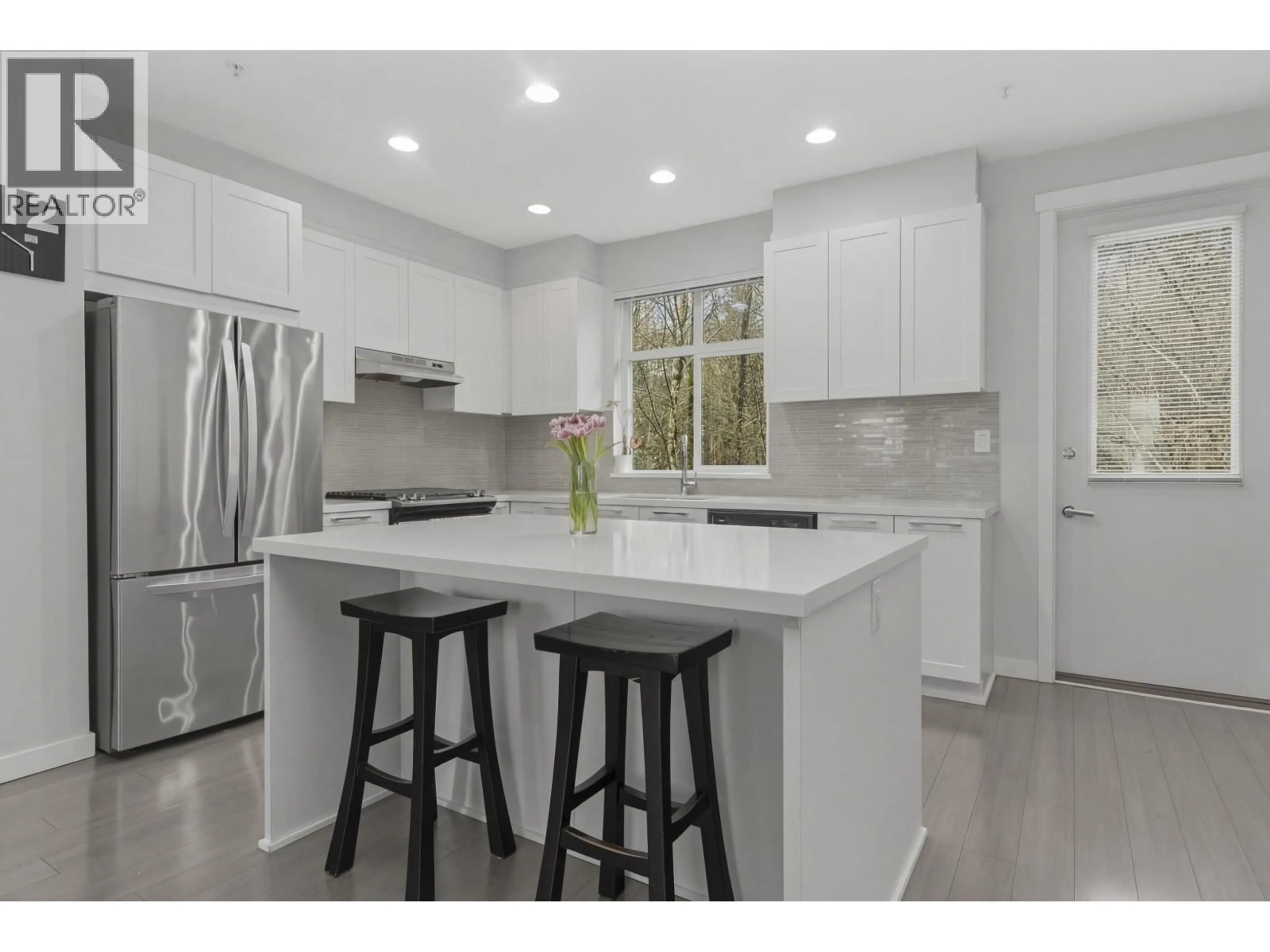 Open concept kitchen, ceramic/tile floor for 28 - 39548 LOGGERS LANE, Squamish British Columbia V8B0J7