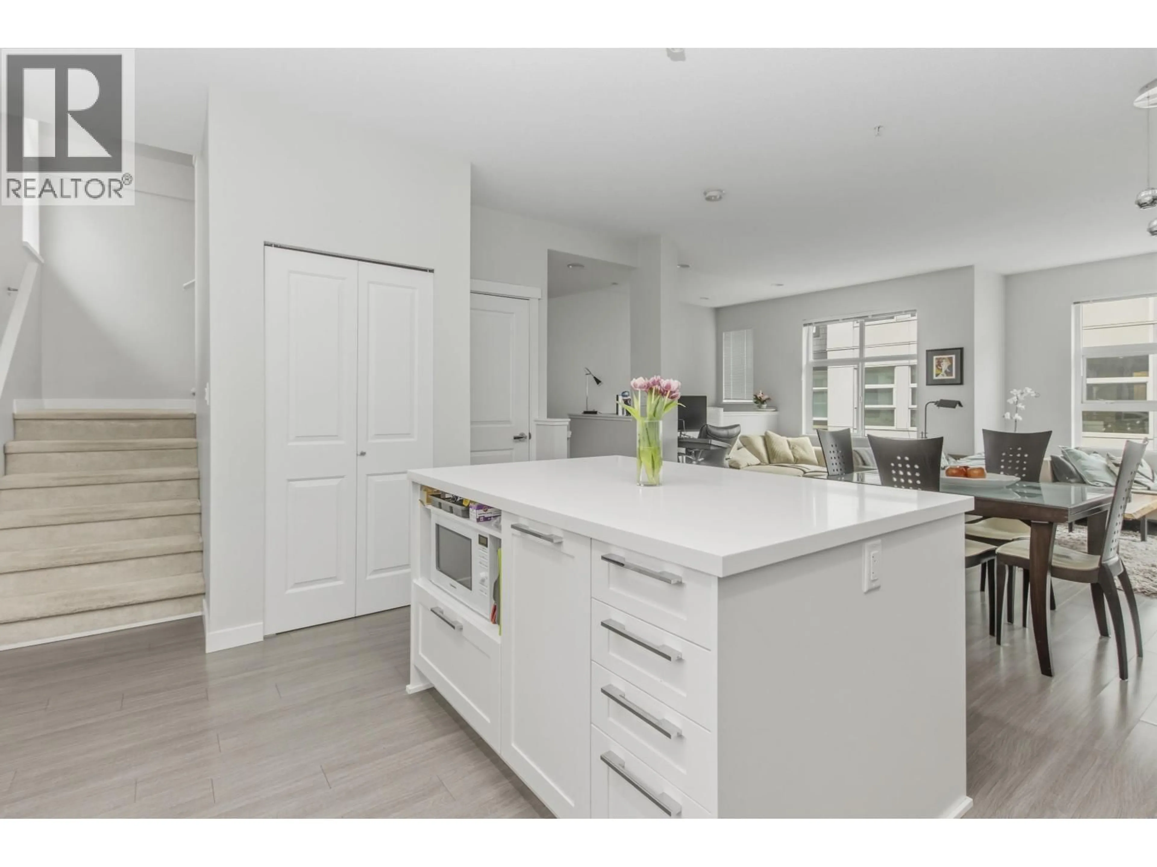 Open concept kitchen, unknown for 28 - 39548 LOGGERS LANE, Squamish British Columbia V8B0J7