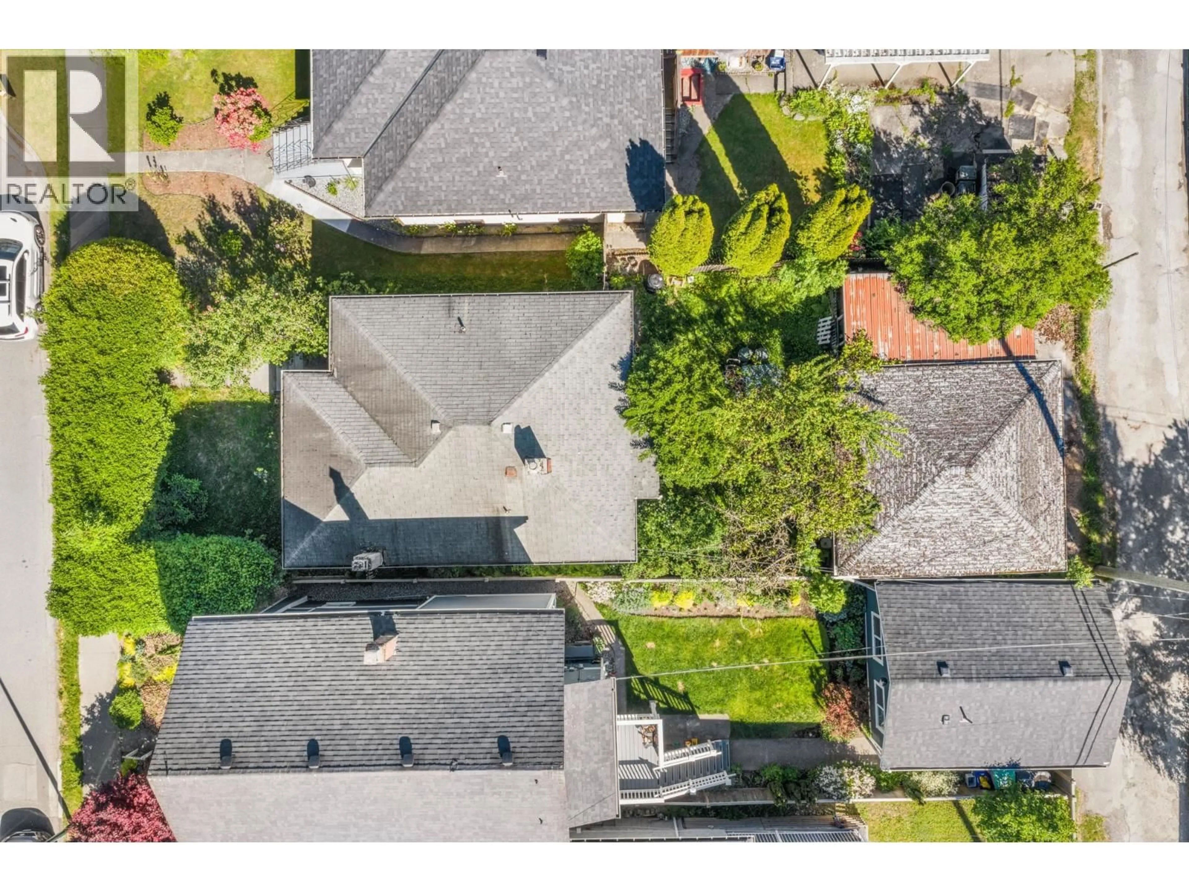 A pic from outside/outdoor area/front of a property/back of a property/a pic from drone, street for 880 33RD AVENUE, Vancouver British Columbia V5V3A5
