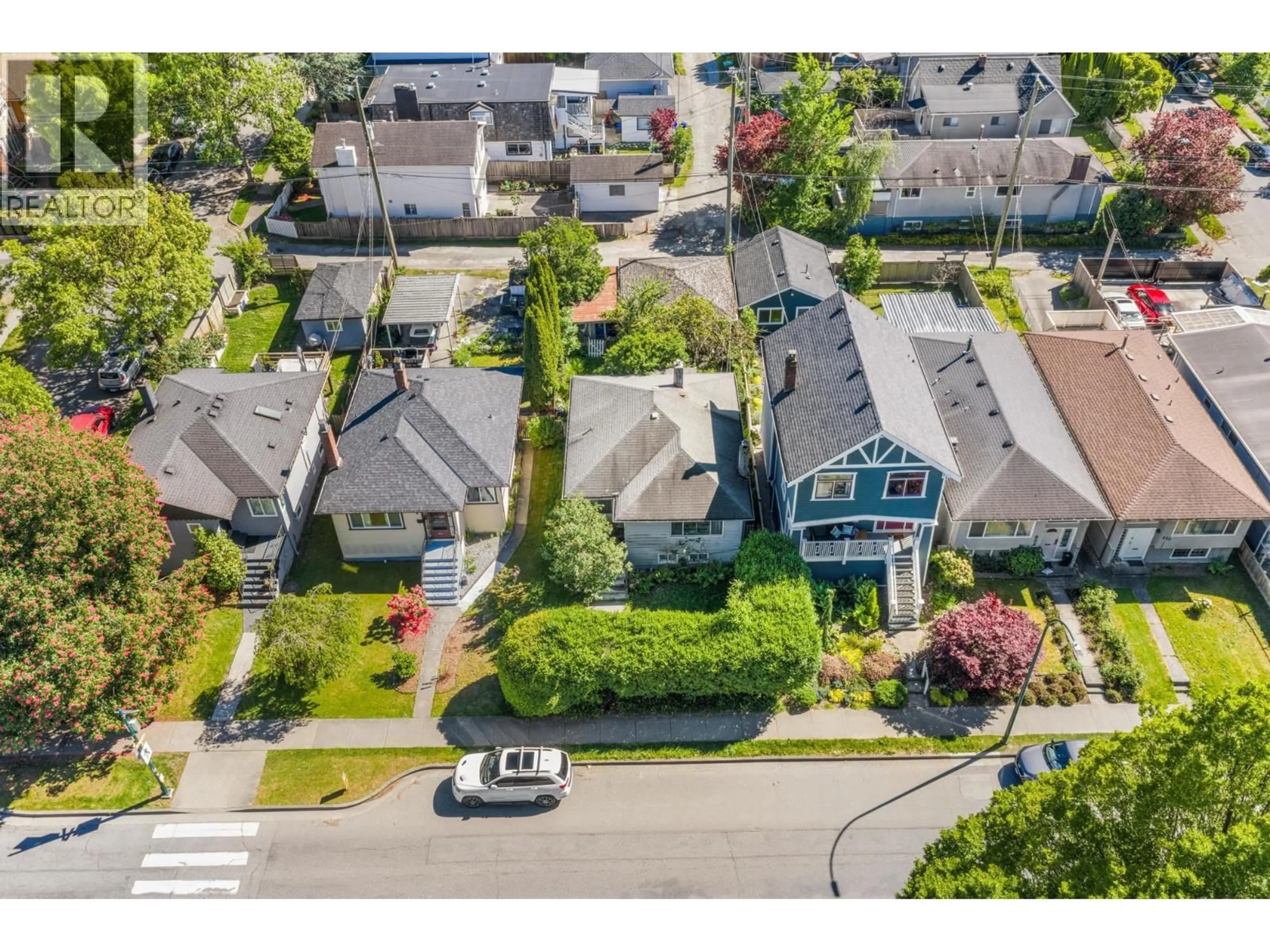 A pic from outside/outdoor area/front of a property/back of a property/a pic from drone, street for 880 33RD AVENUE, Vancouver British Columbia V5V3A5