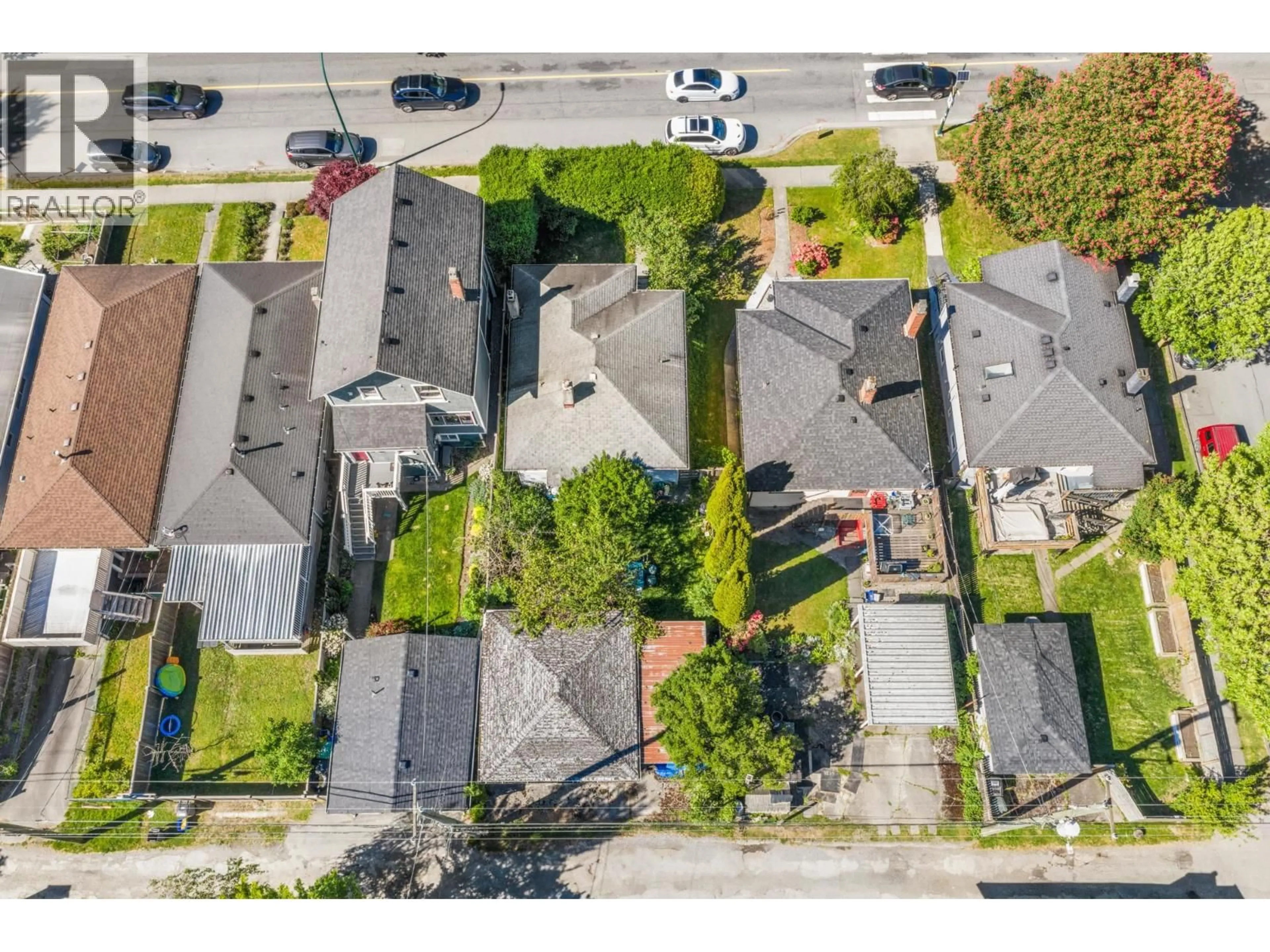 A pic from outside/outdoor area/front of a property/back of a property/a pic from drone, street for 880 33RD AVENUE, Vancouver British Columbia V5V3A5