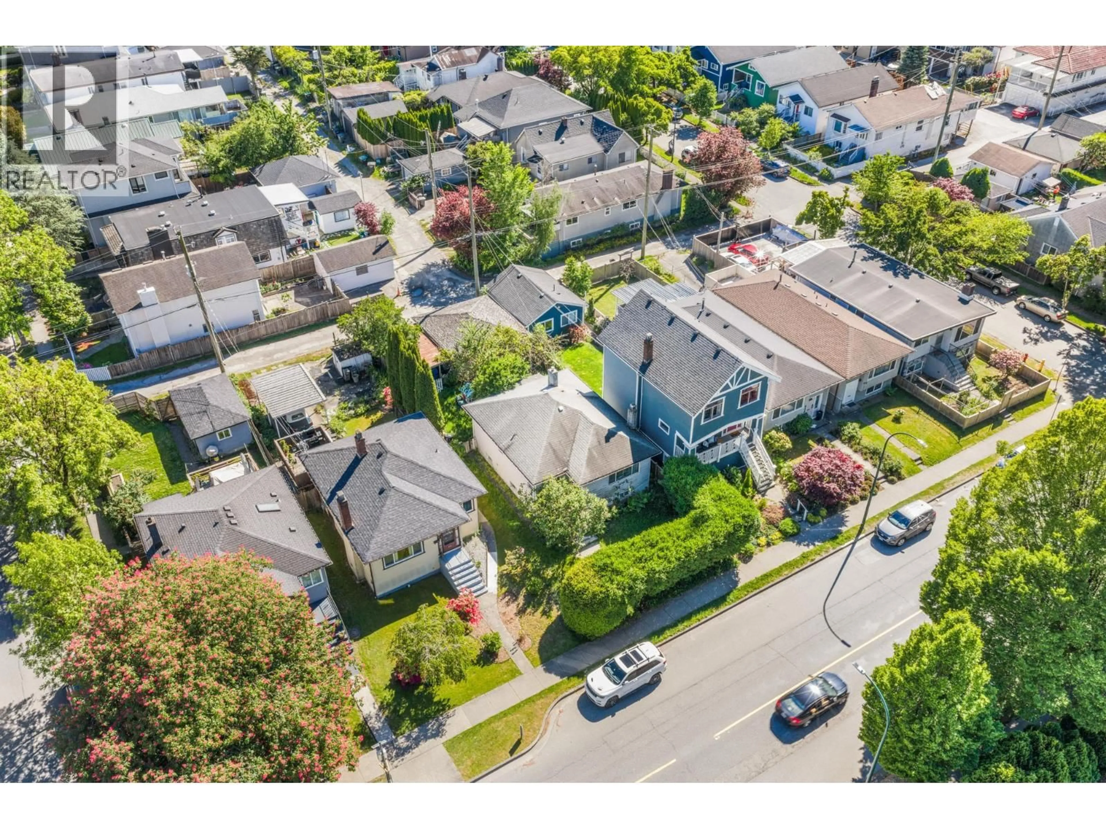 A pic from outside/outdoor area/front of a property/back of a property/a pic from drone, street for 880 33RD AVENUE, Vancouver British Columbia V5V3A5