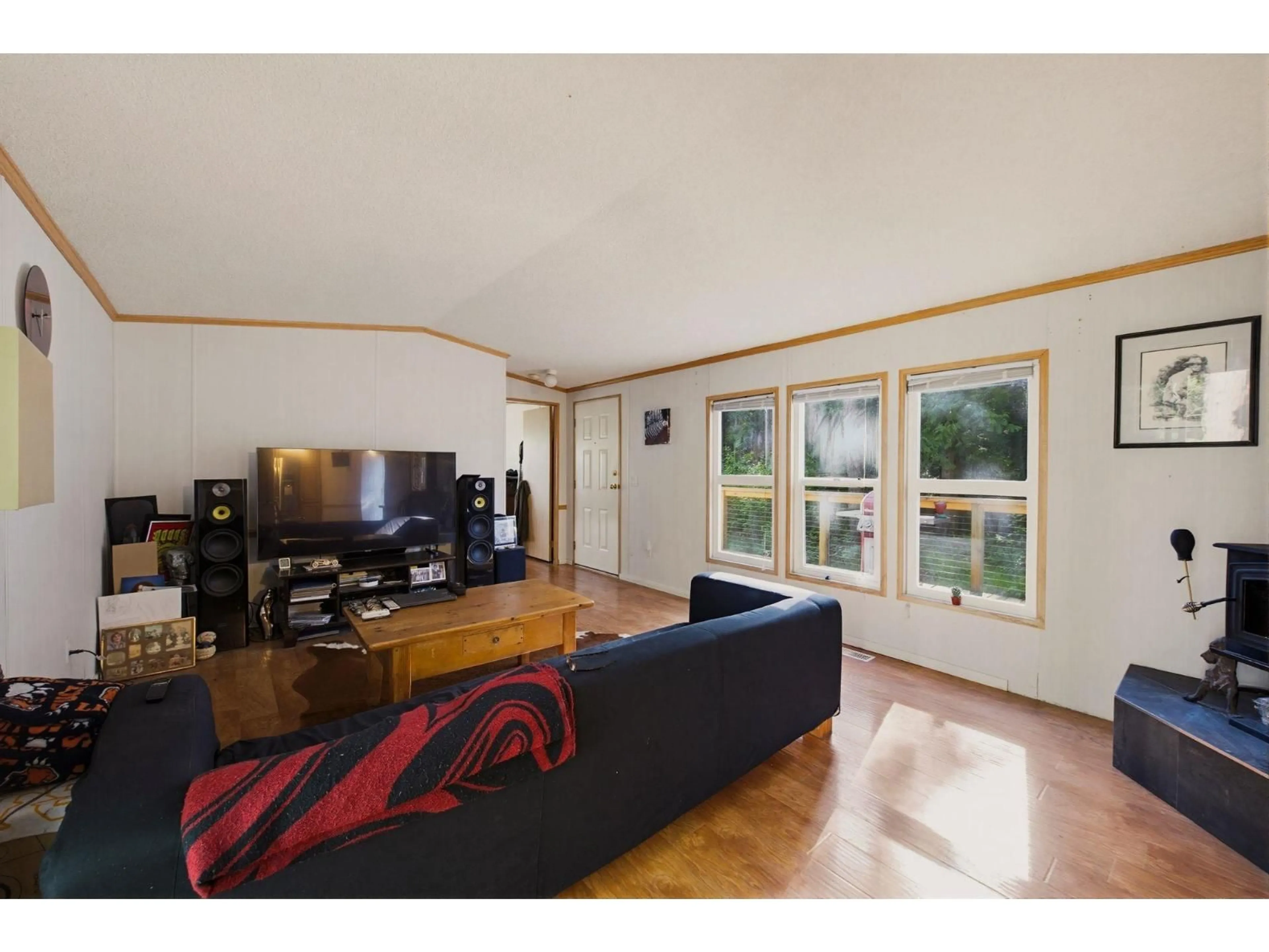 Living room with furniture, wood/laminate floor for 521 200 STREET, Langley British Columbia V2Z1V9