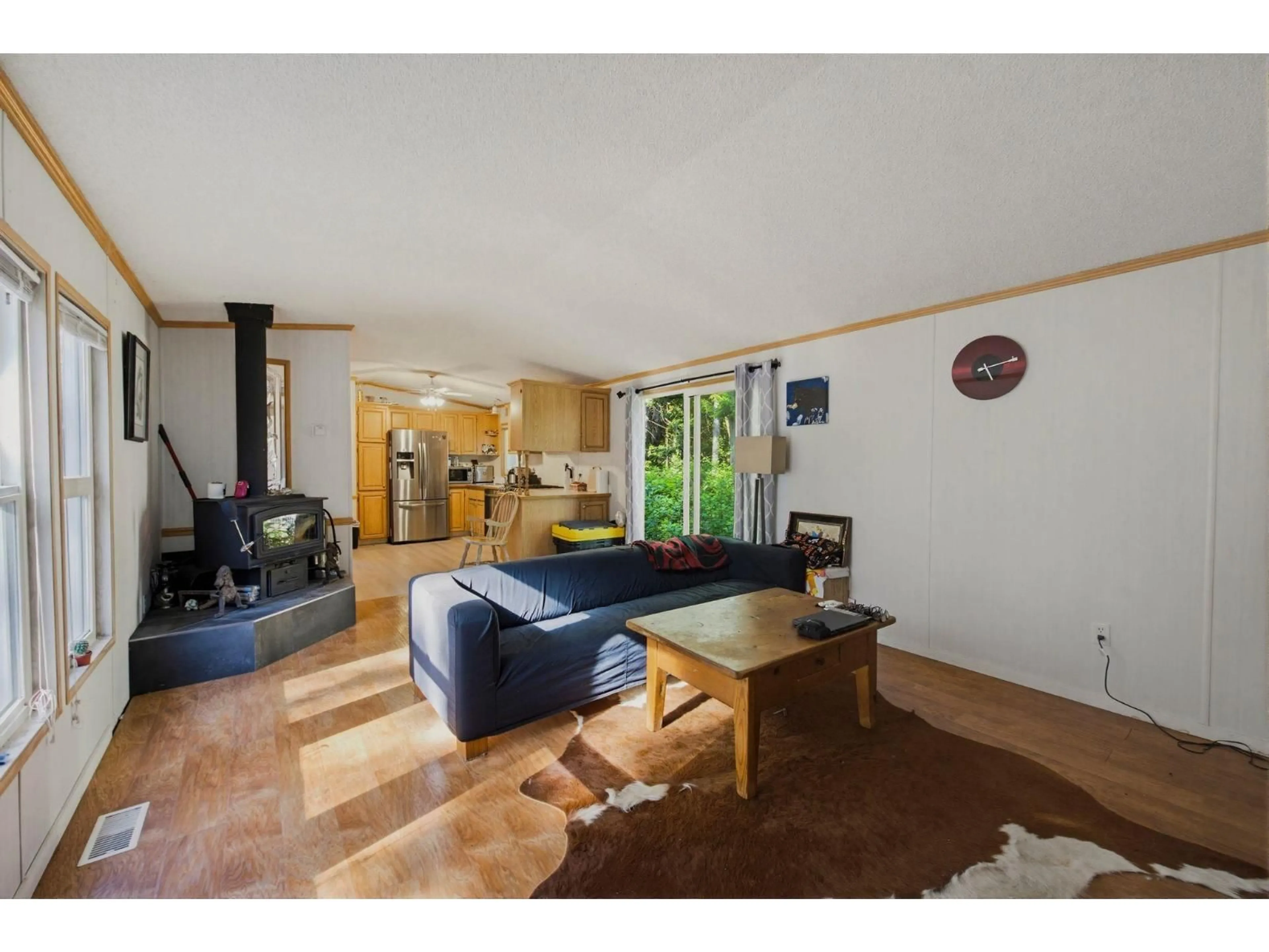 Living room with furniture, wood/laminate floor for 521 200 STREET, Langley British Columbia V2Z1V9