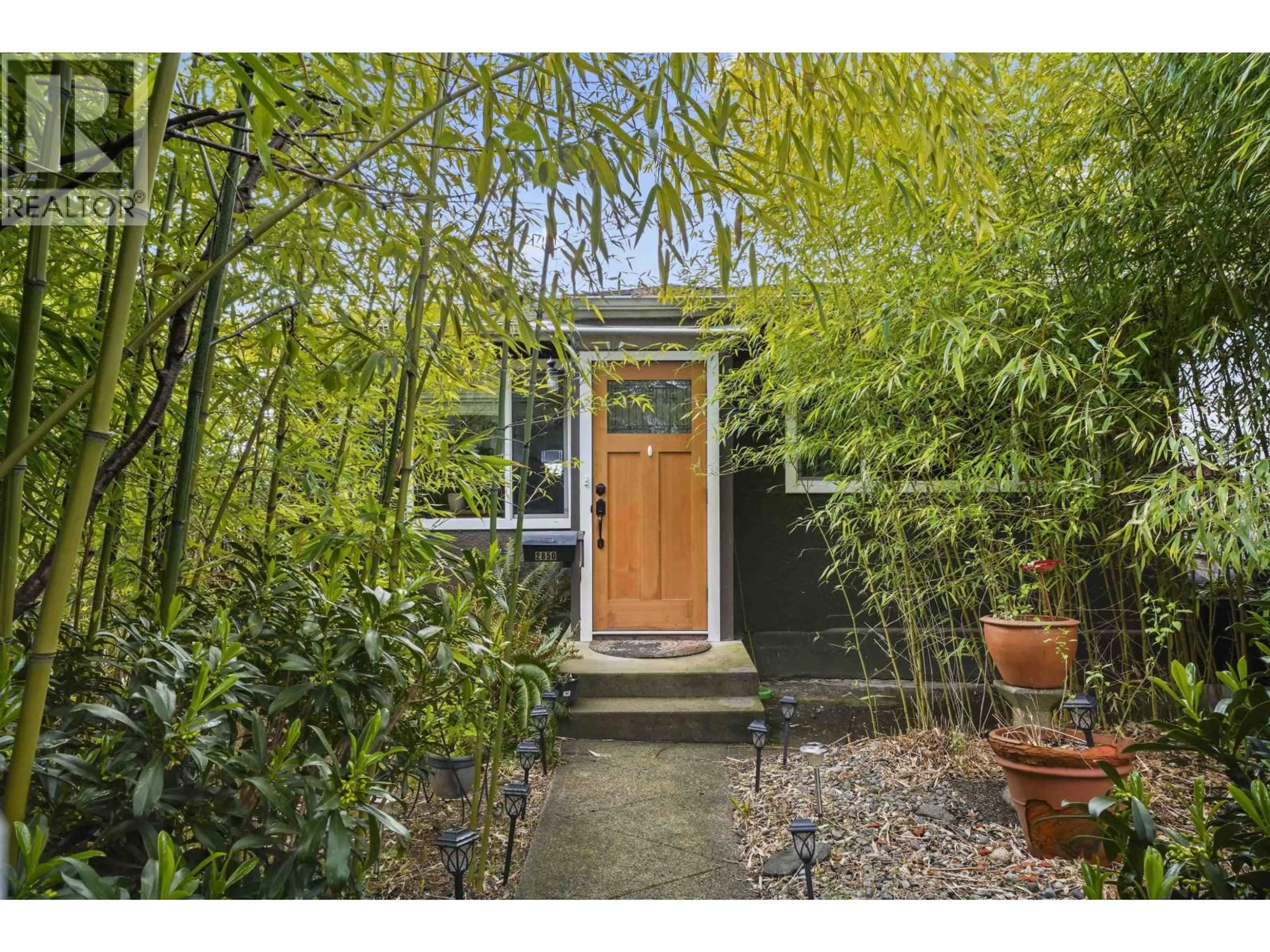 Indoor entryway for 2850 6TH AVENUE, Vancouver British Columbia V5M1R8