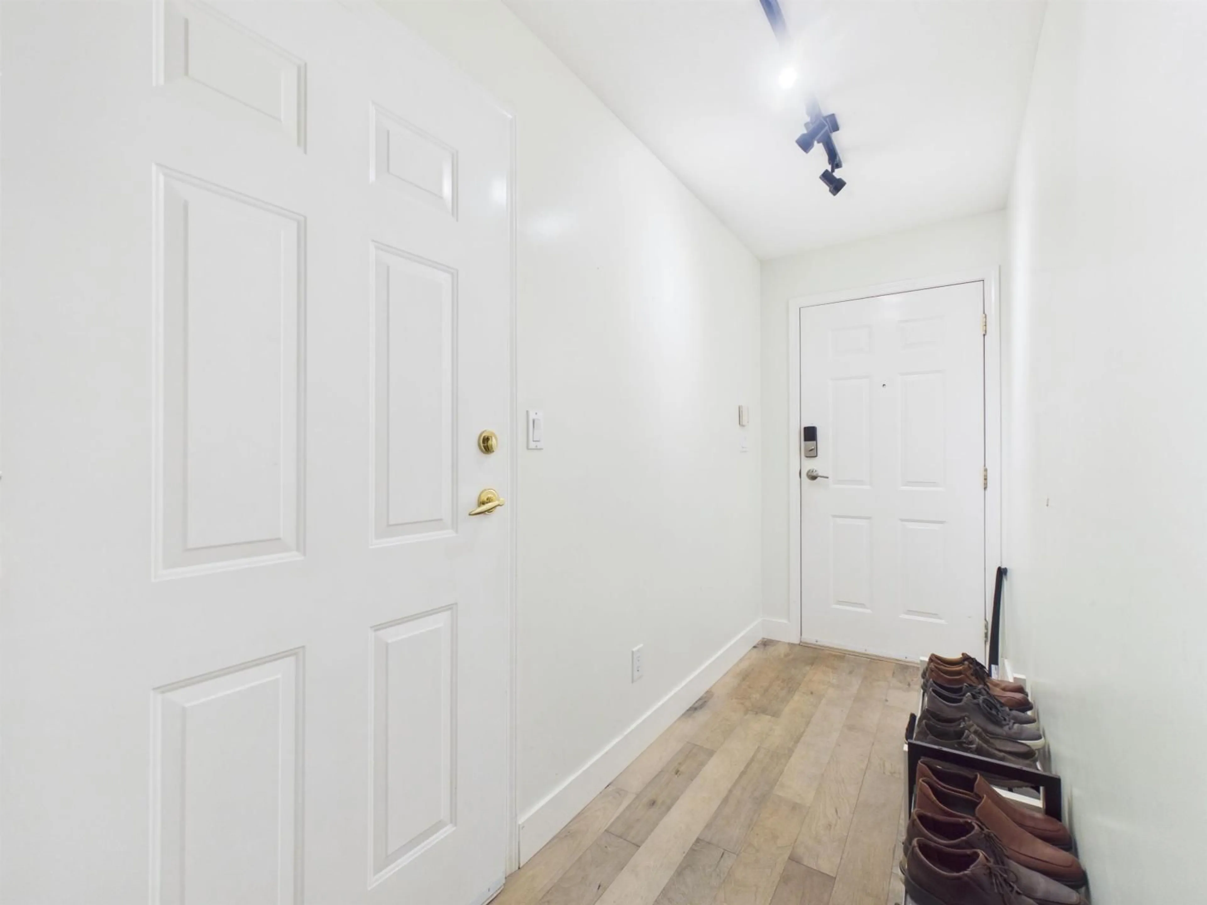 Indoor foyer for 8 - 15133 29A AVENUE, Surrey British Columbia V4P3G4