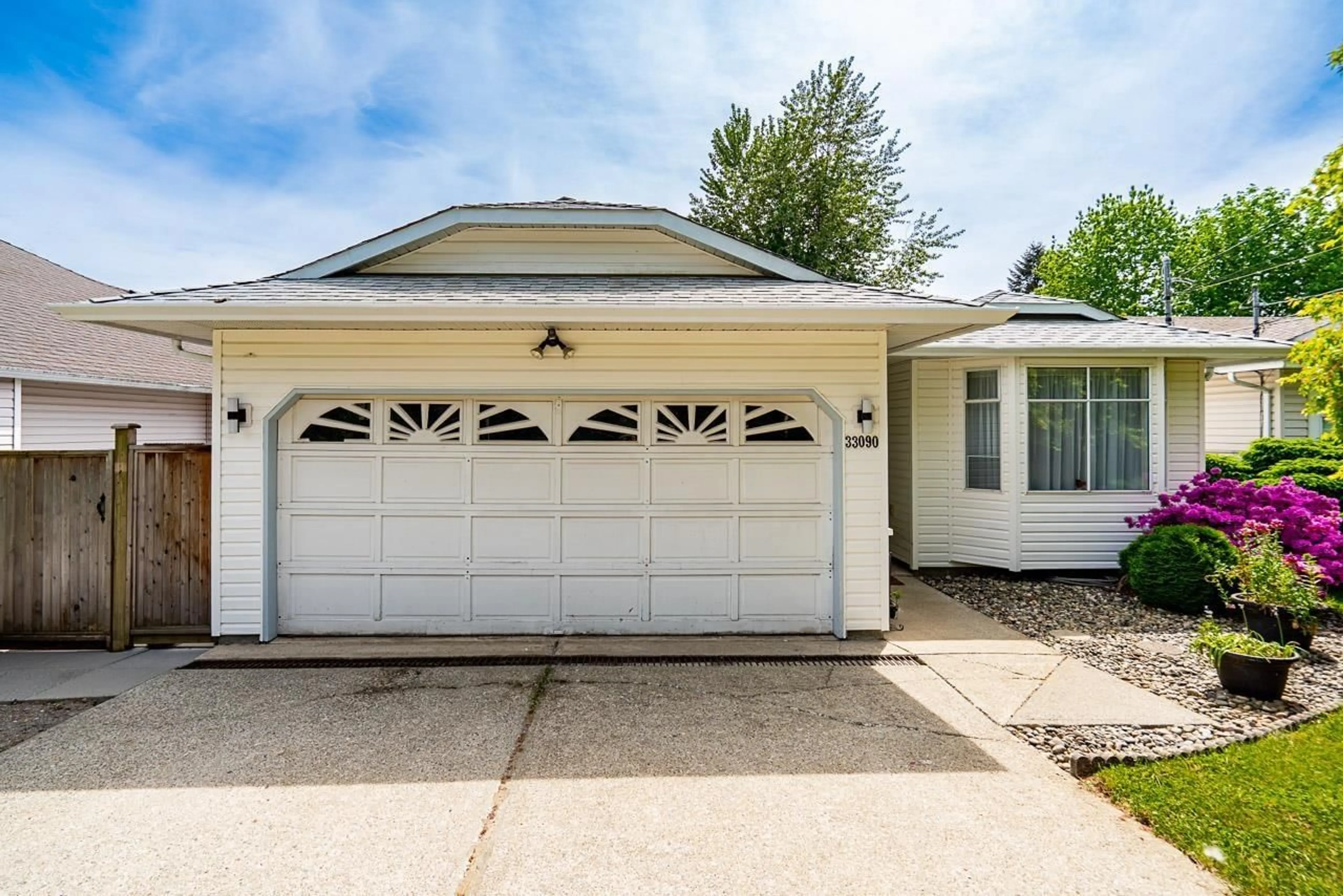 Home with vinyl exterior material, street for 33090 BEST AVENUE, Mission British Columbia V2V2T1