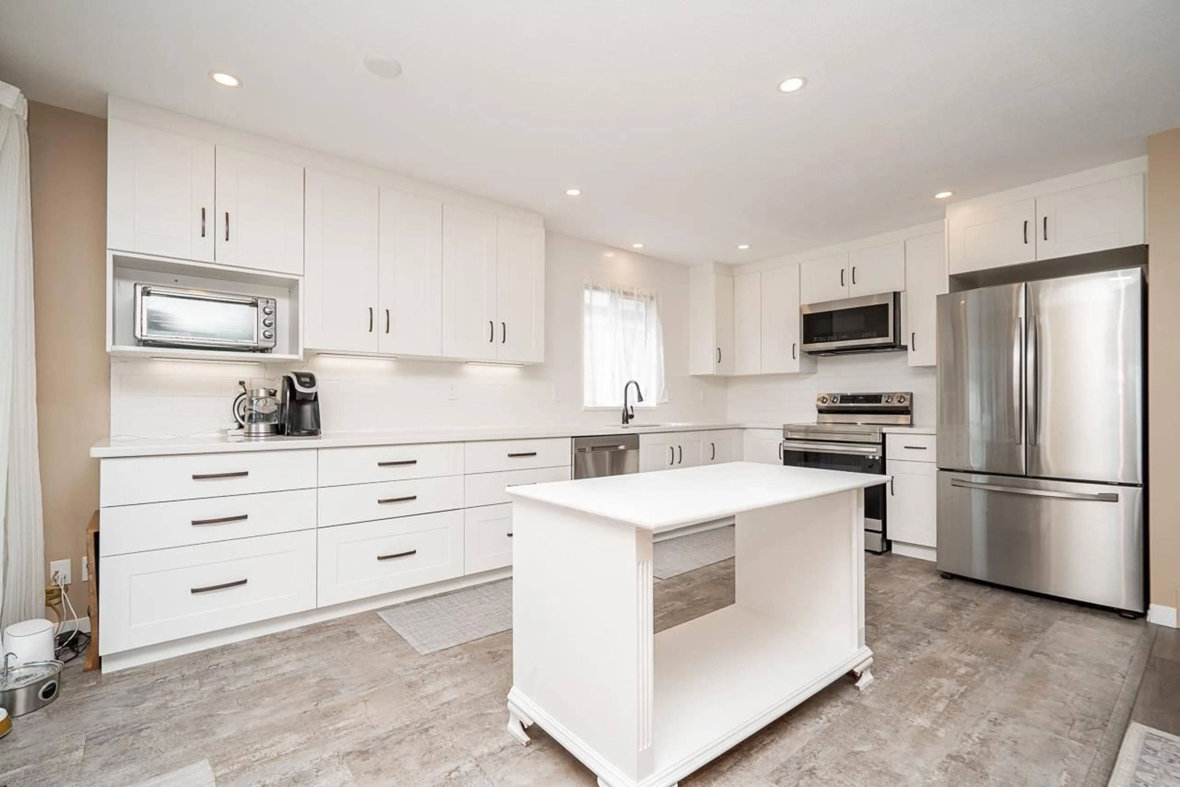Open concept kitchen, ceramic/tile floor for 33090 BEST AVENUE, Mission British Columbia V2V2T1