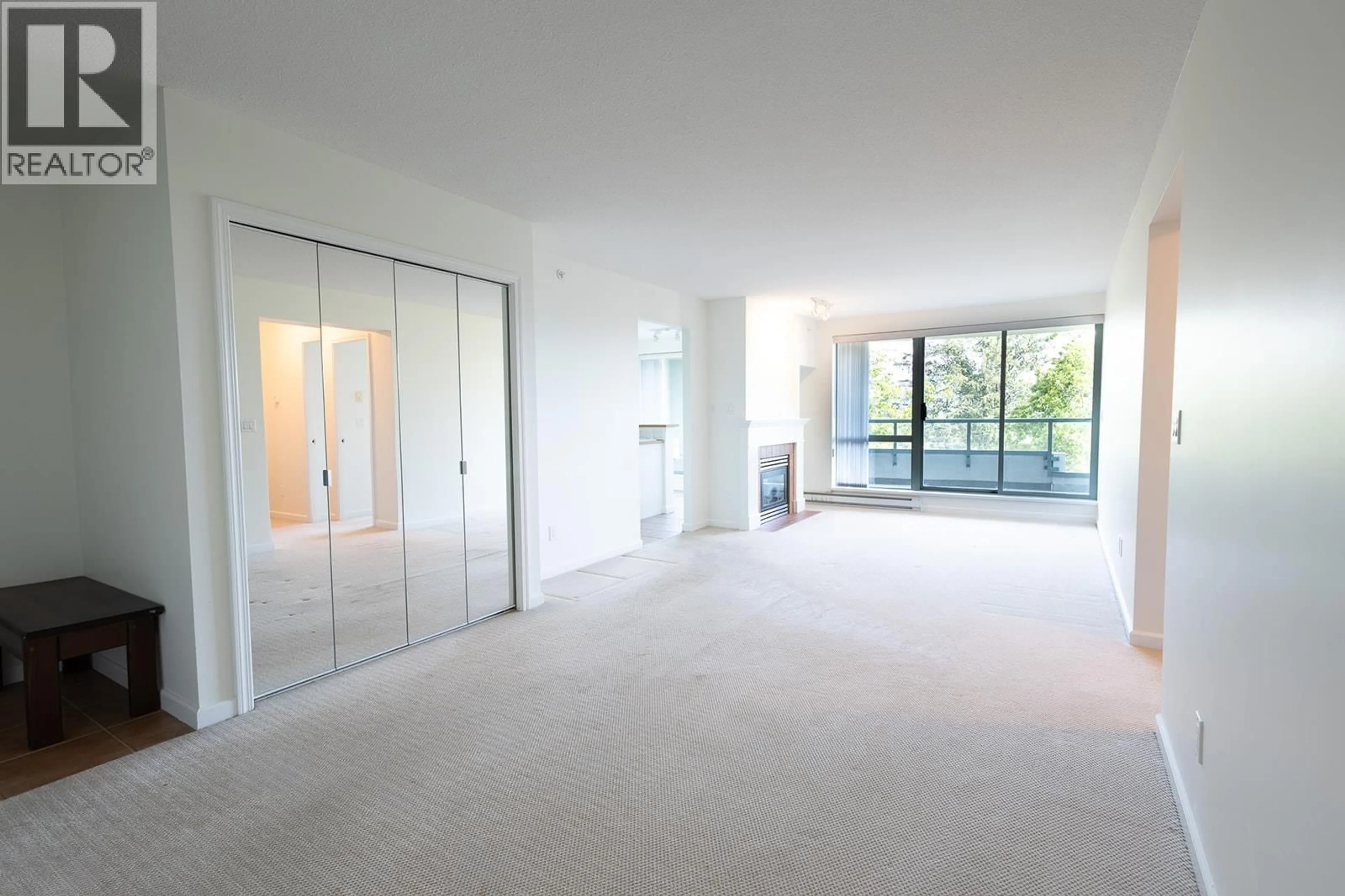 Indoor foyer for 807 - 6611 SOUTHOAKS CRESCENT, Burnaby British Columbia V5E4L5