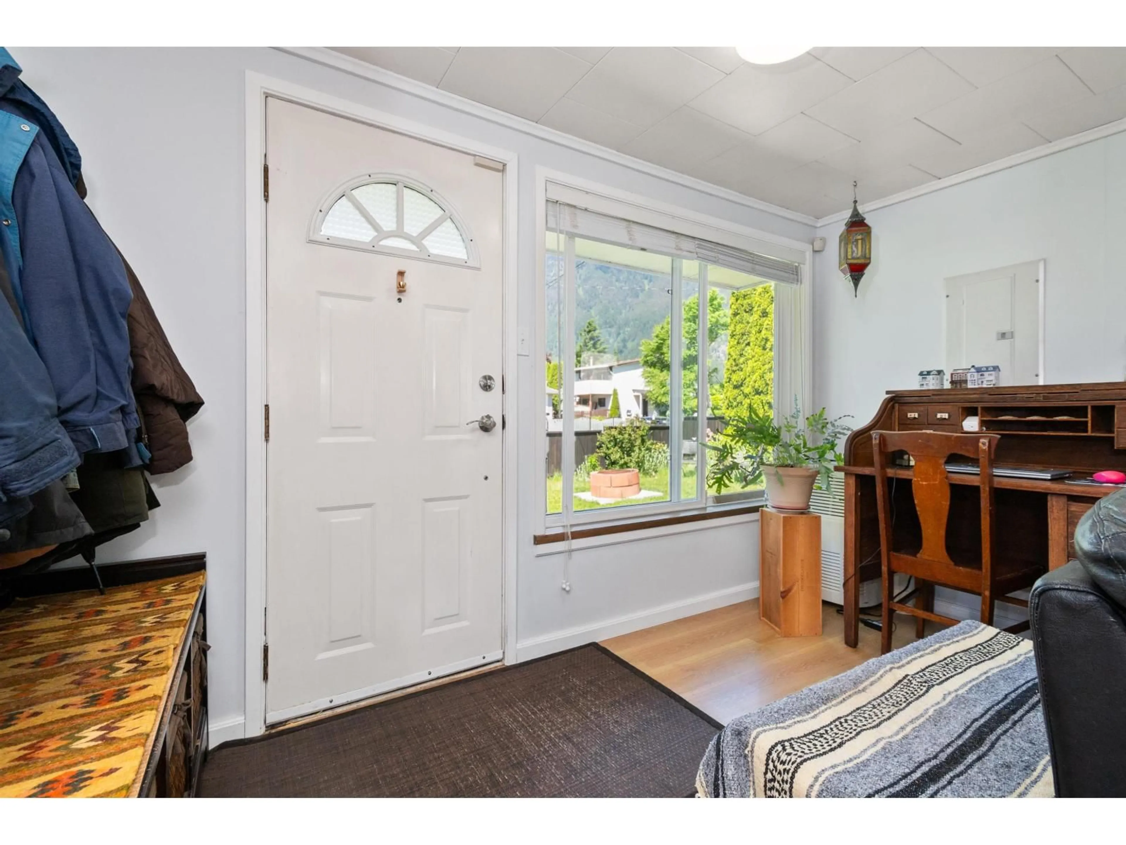 Indoor entryway for 435 HEMLOCK AVENUE, Hope British Columbia V0X1L0