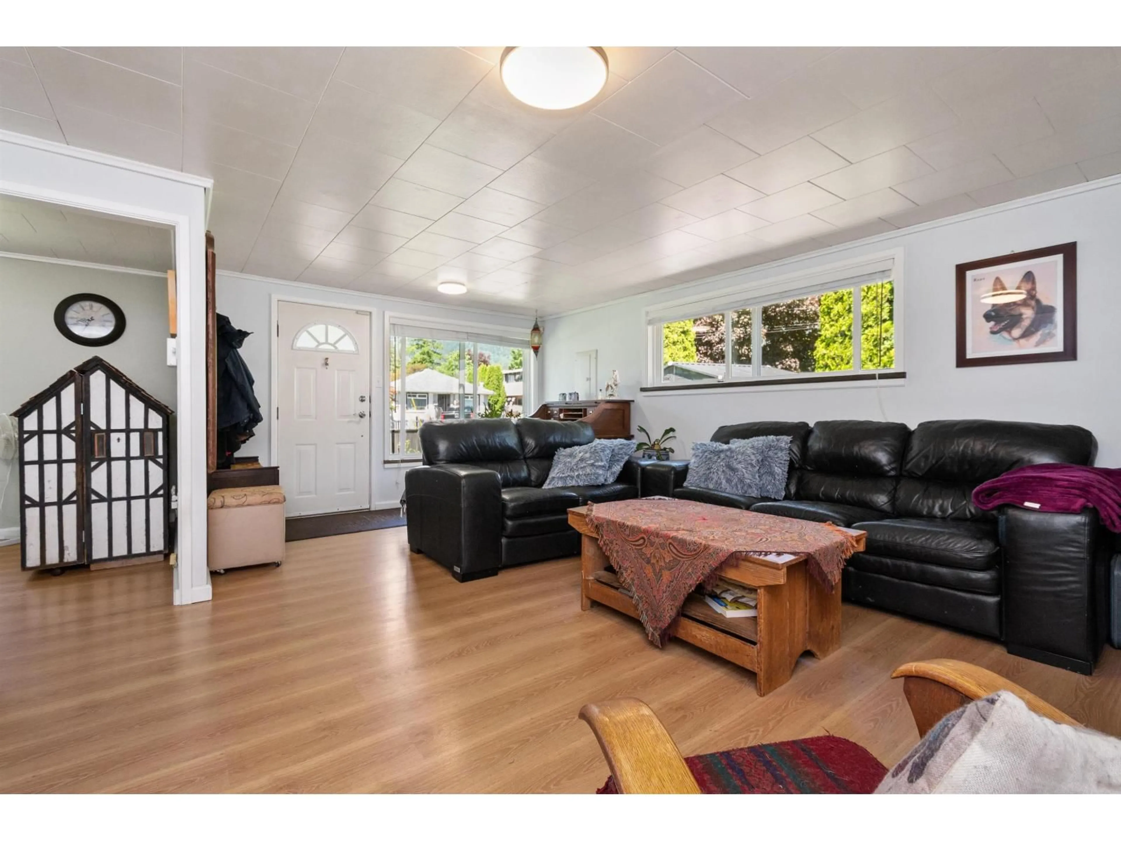 Living room with furniture, wood/laminate floor for 435 HEMLOCK AVENUE, Hope British Columbia V0X1L0