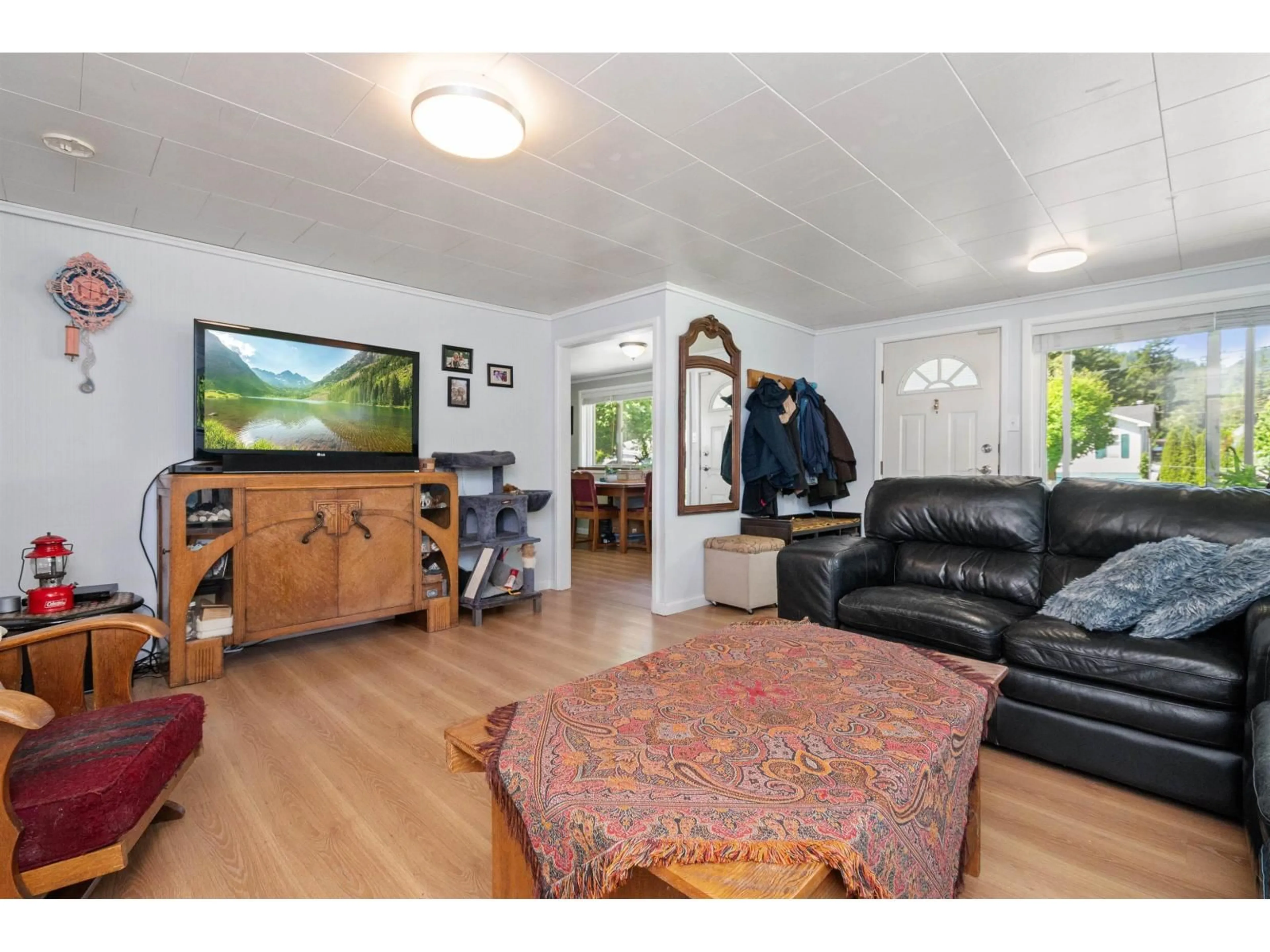 Living room with furniture, wood/laminate floor for 435 HEMLOCK AVENUE, Hope British Columbia V0X1L0