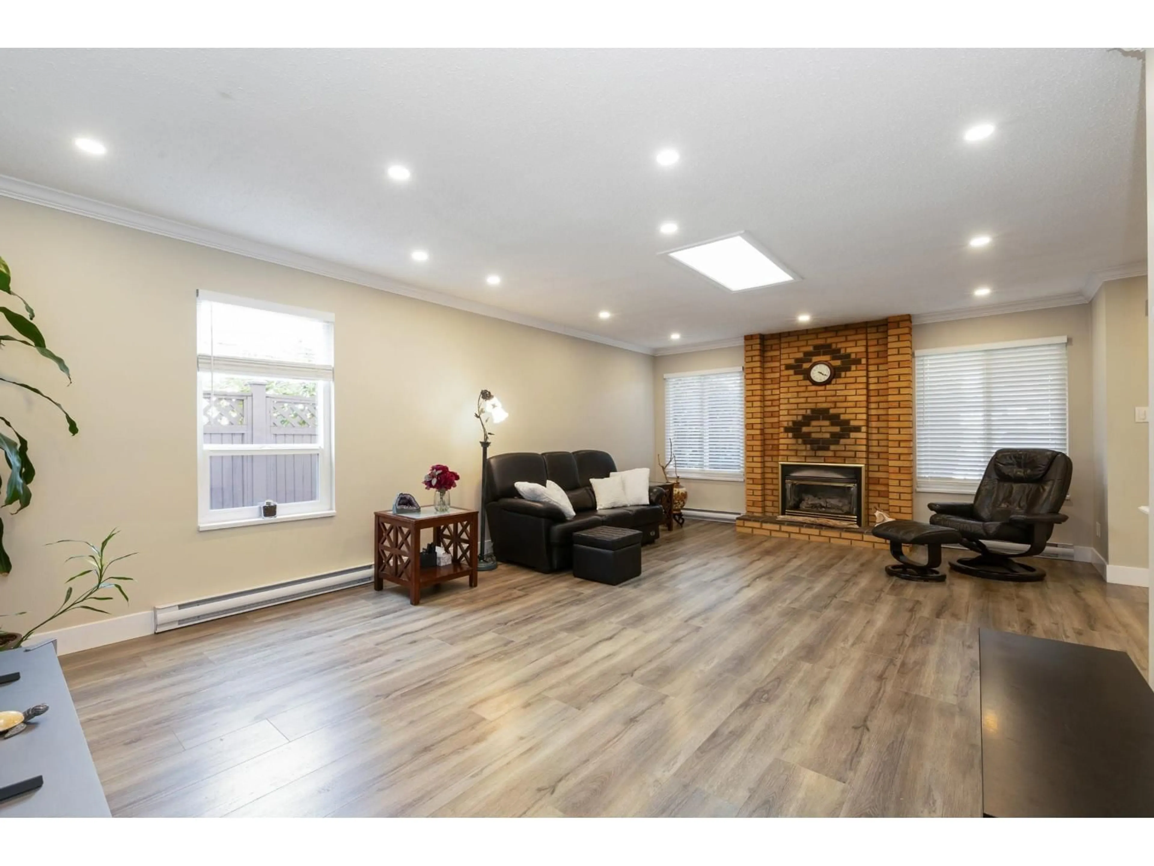 Living room with furniture, wood/laminate floor for 9683 155B STREET, Surrey British Columbia V3R7N9