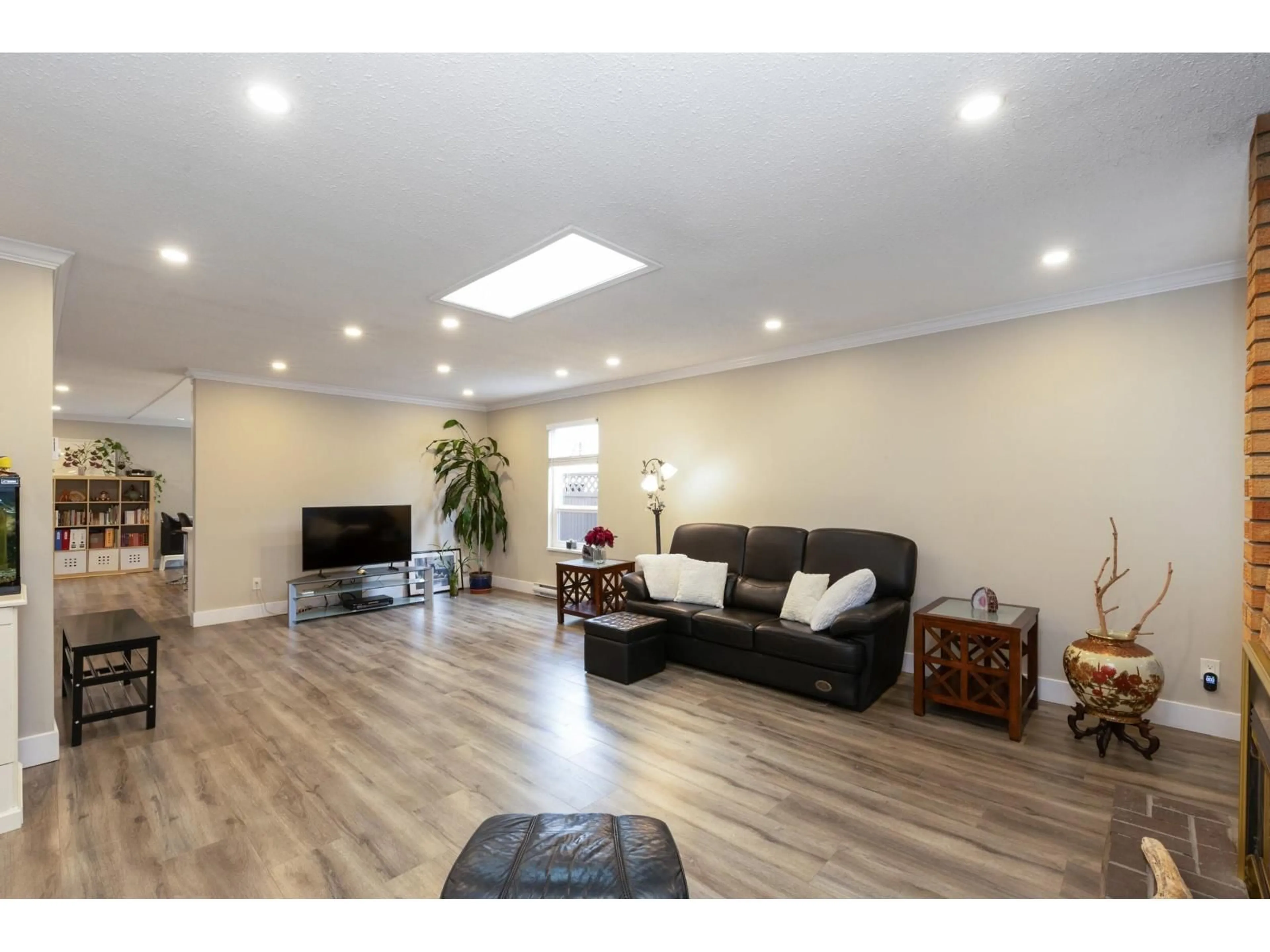 Living room with furniture, wood/laminate floor for 9683 155B STREET, Surrey British Columbia V3R7N9