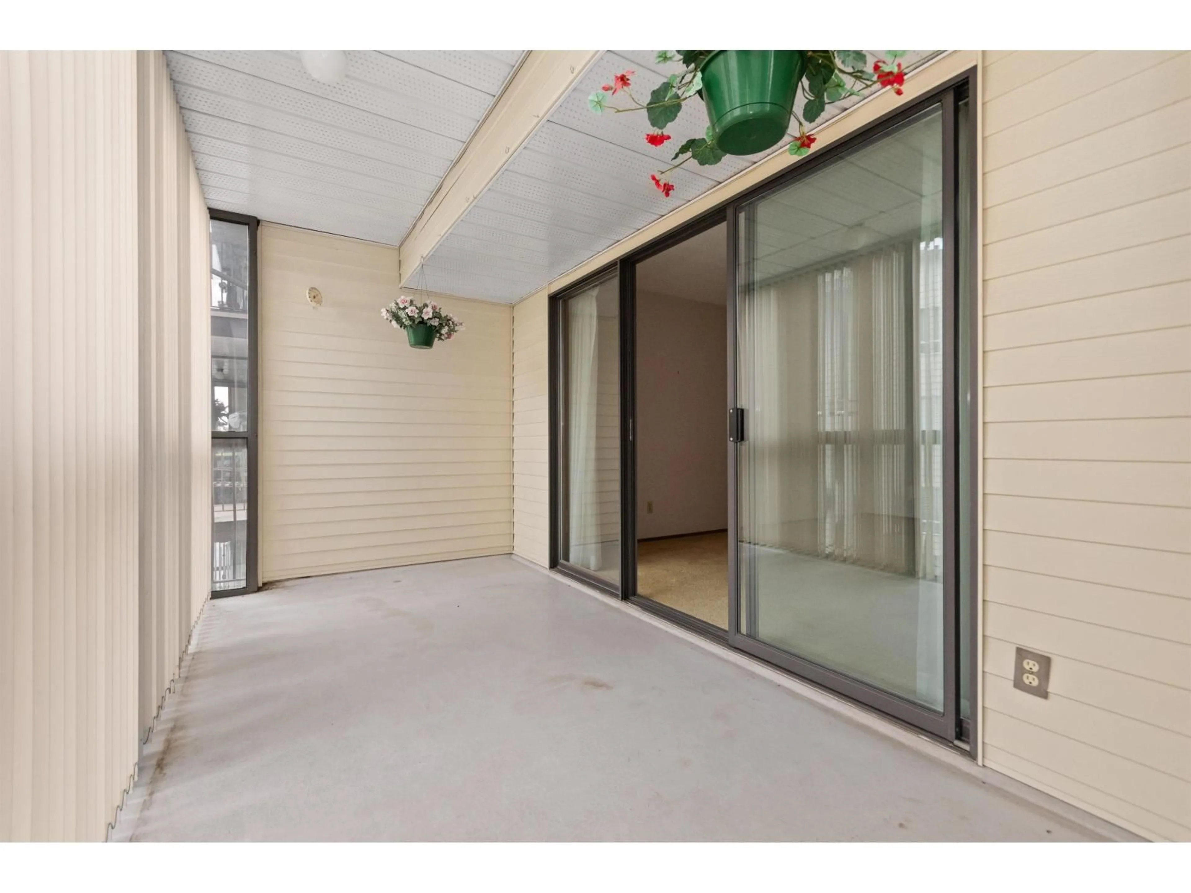 Indoor foyer for 204 - 32055 OLD YALE ROAD, Abbotsford British Columbia V2T2C8