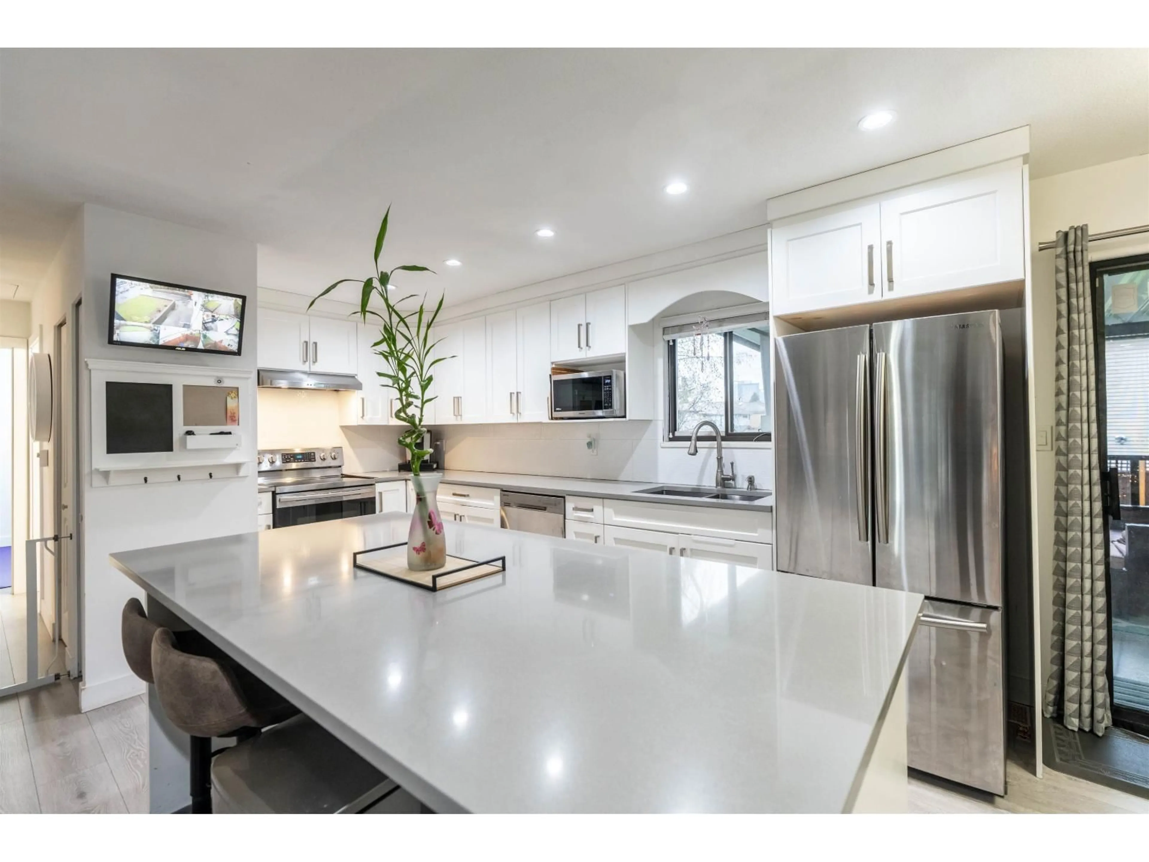 Contemporary kitchen, ceramic/tile floor for 13933 90A AVENUE, Surrey British Columbia V3V6Z7