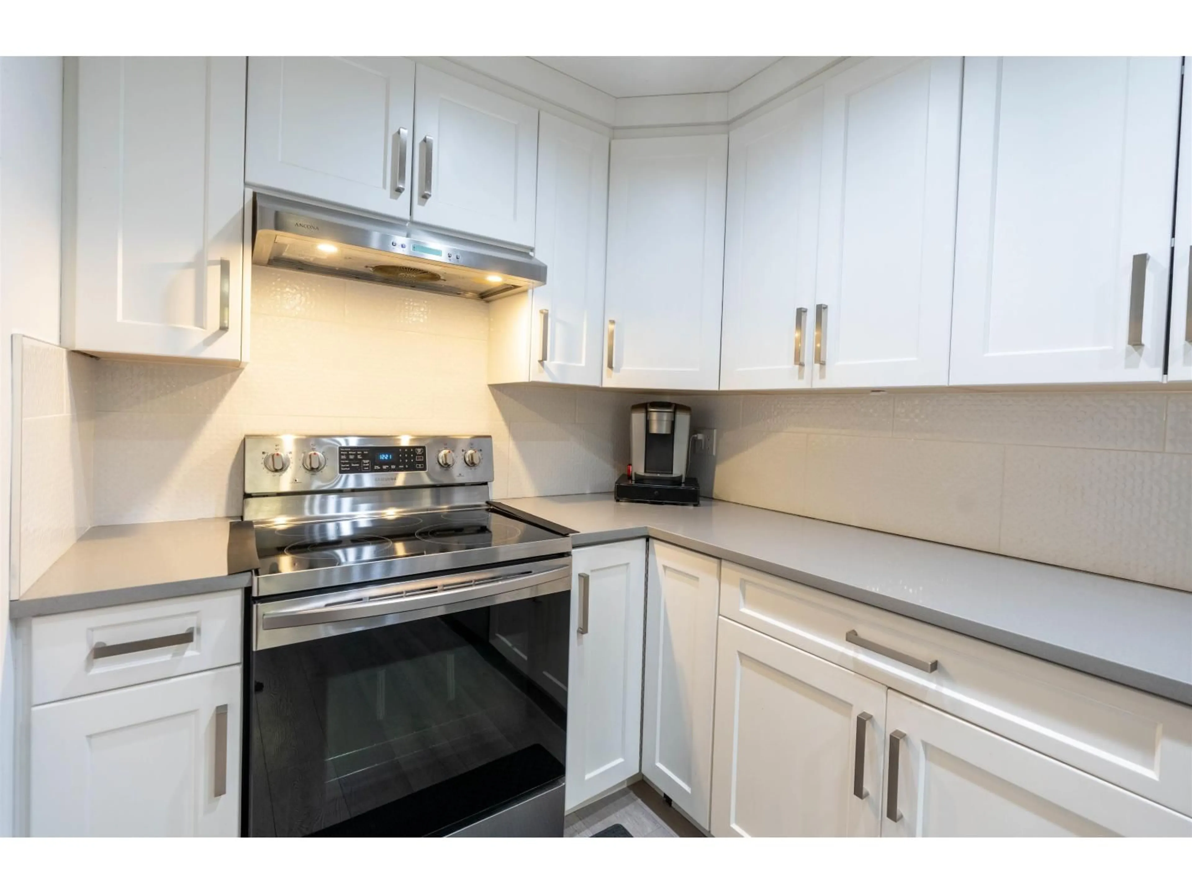 Standard kitchen, unknown for 13933 90A AVENUE, Surrey British Columbia V3V6Z7