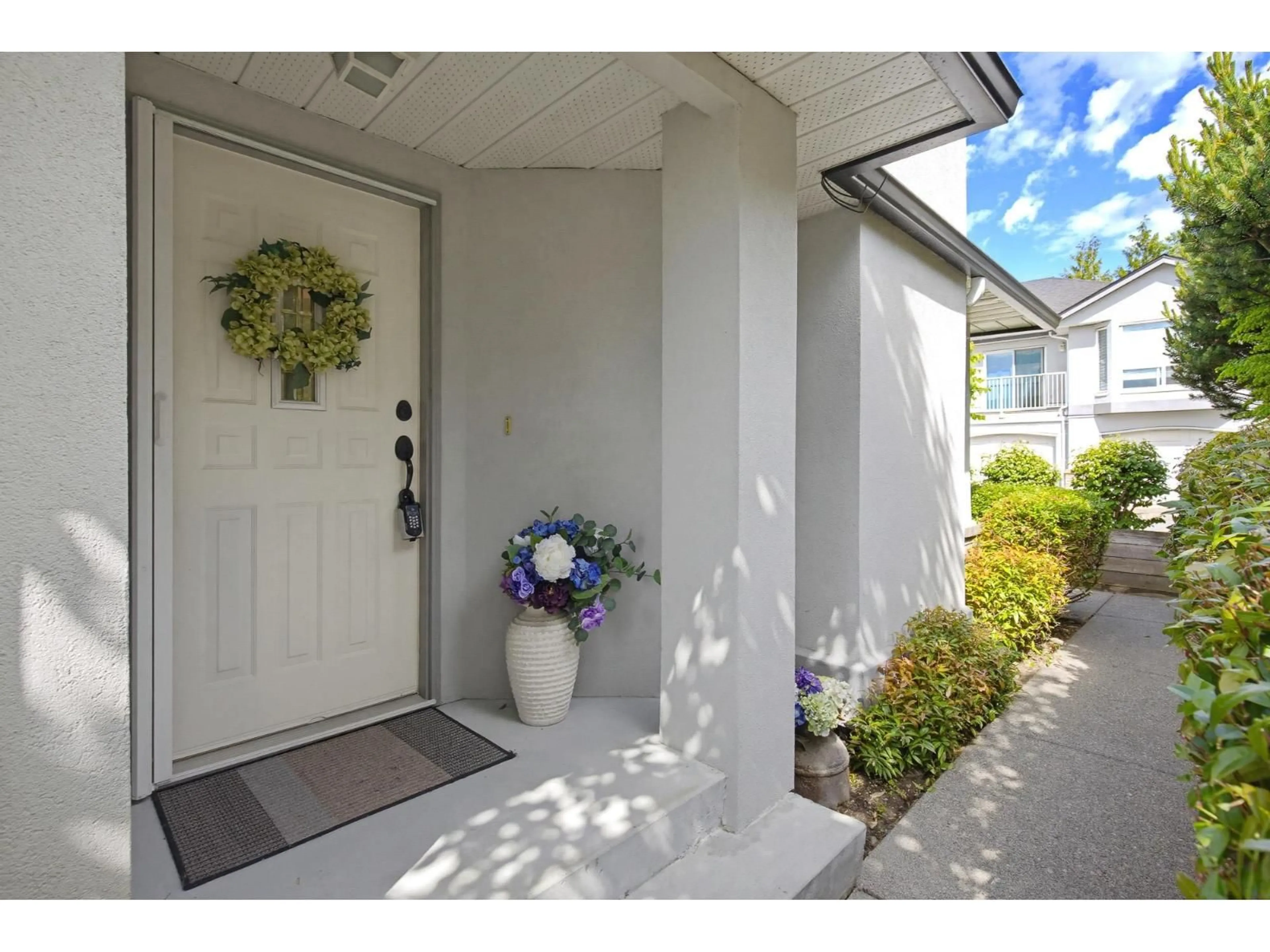 Indoor entryway for 10 - 3902 LATIMER STREET, Abbotsford British Columbia V2S7L5