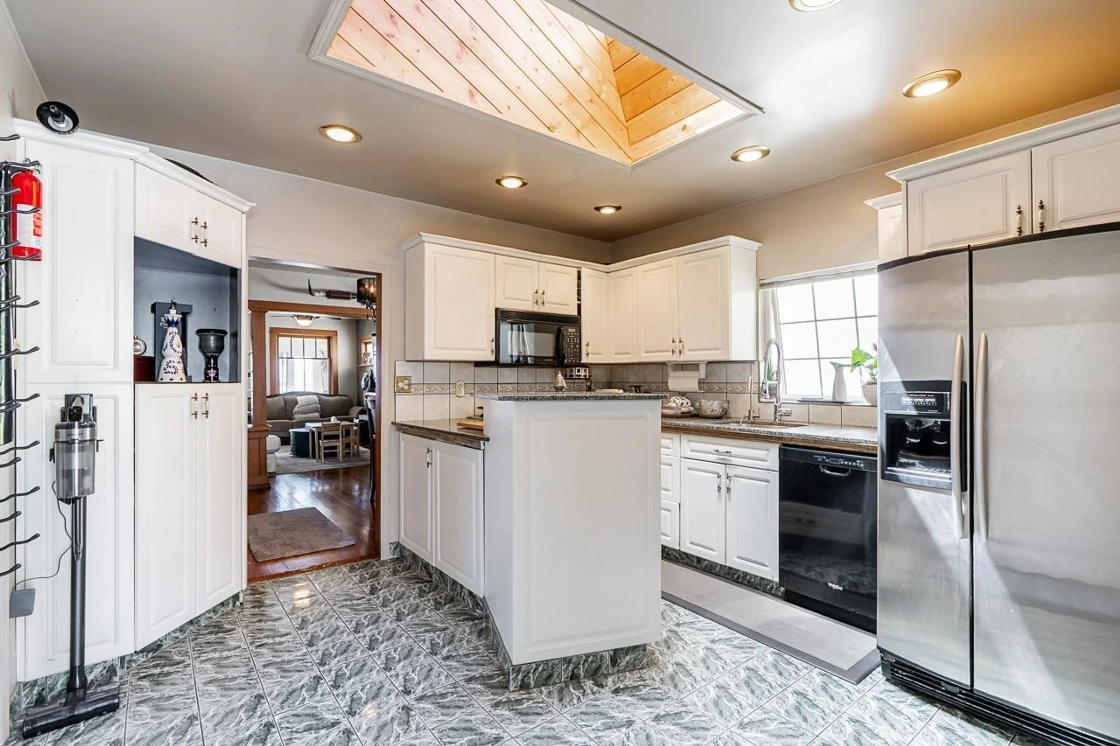 Open concept kitchen, ceramic/tile floor for 15410 VICTORIA AVENUE, White Rock British Columbia V4B1H3