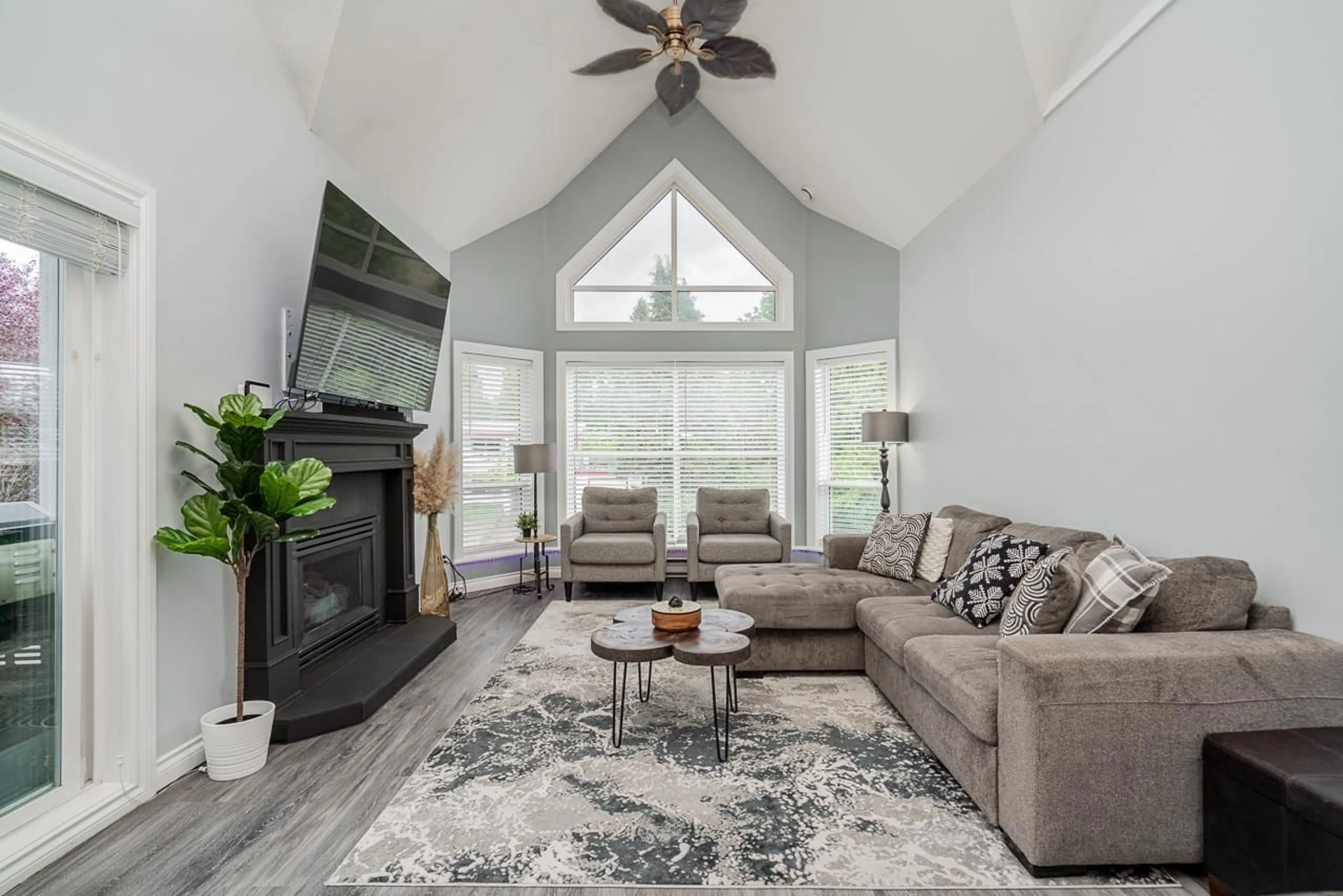 Living room with furniture, unknown for 505 - 34101 OLD YALE ROAD, Abbotsford British Columbia V2S2K4