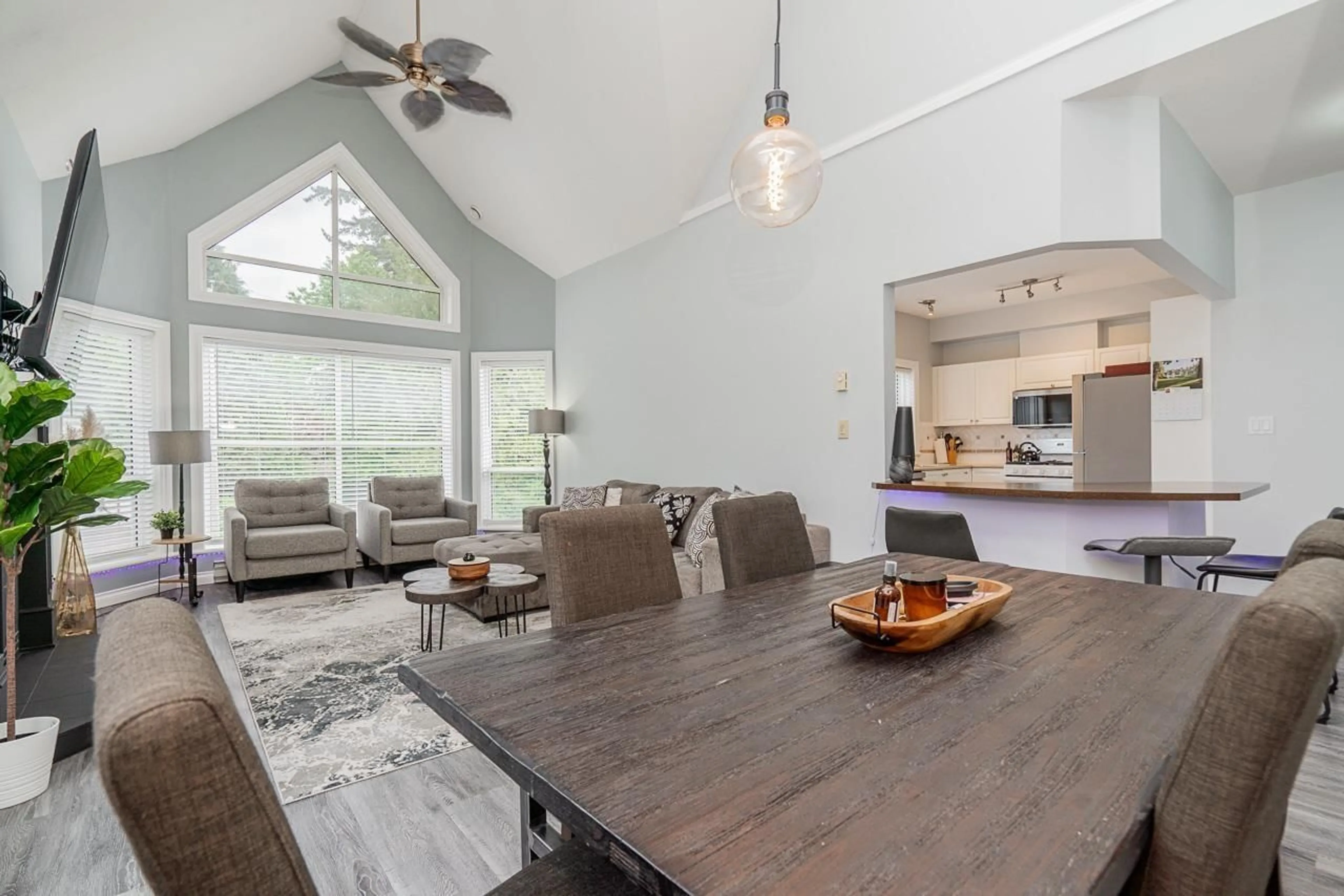 Open concept kitchen, wood/laminate floor for 505 - 34101 OLD YALE ROAD, Abbotsford British Columbia V2S2K4