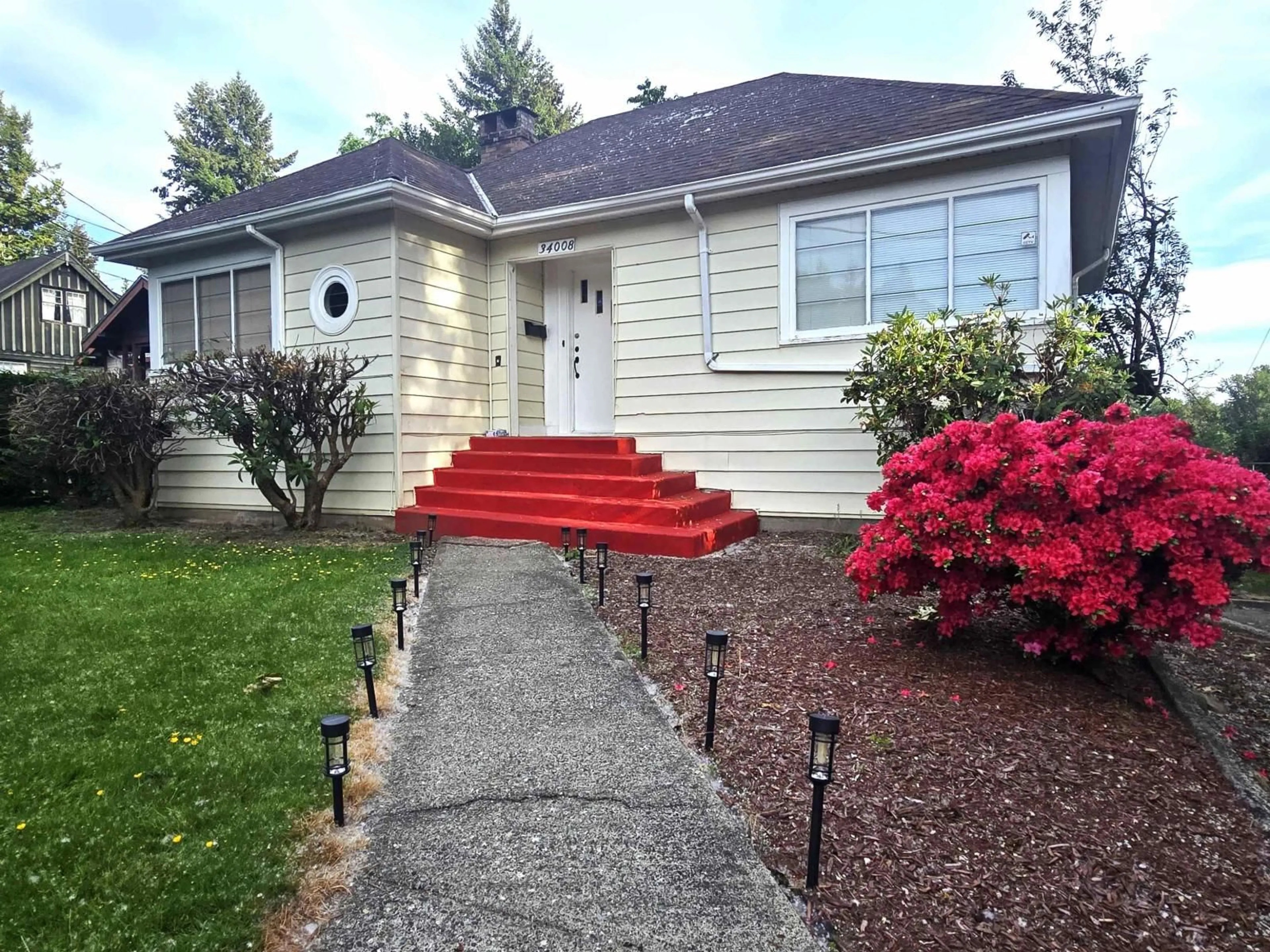 Home with vinyl exterior material, street for 34008 OLD YALE ROAD, Abbotsford British Columbia V2S2K2