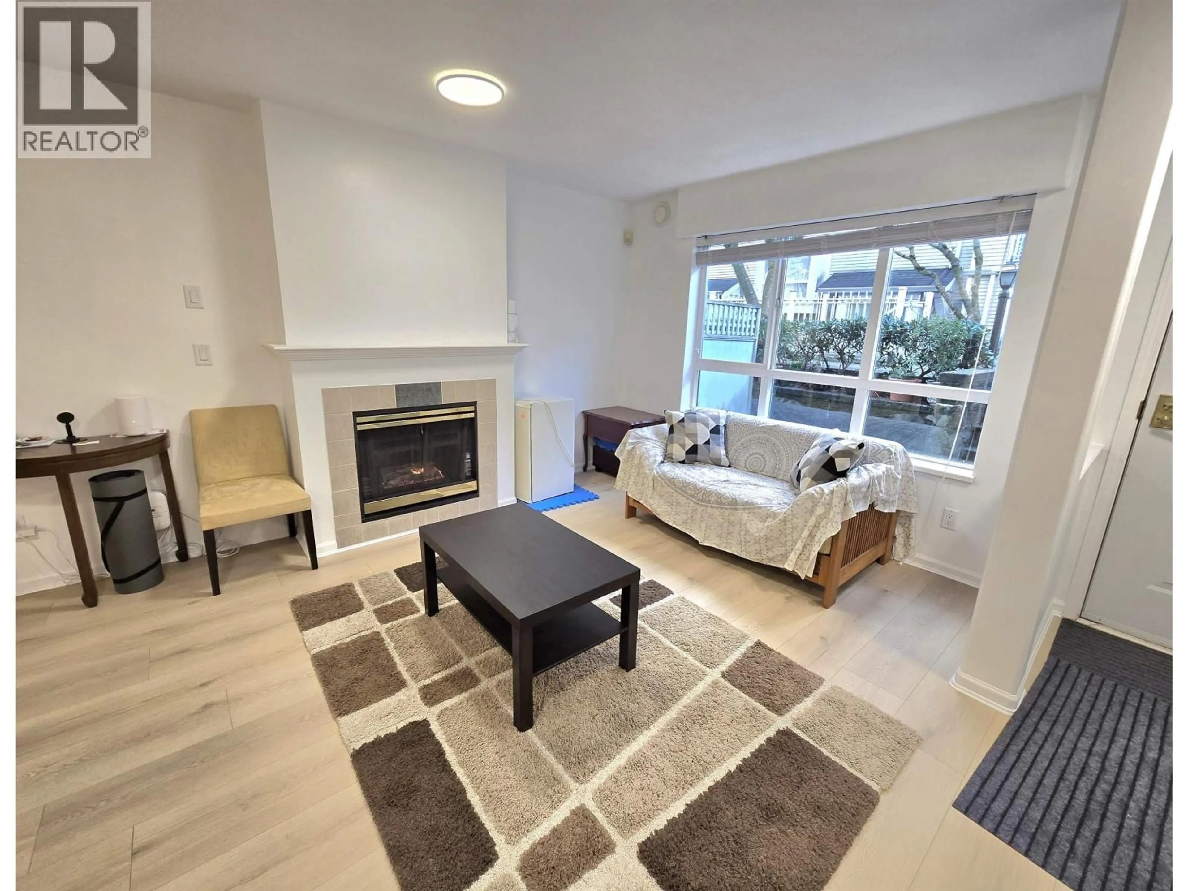 Living room with furniture, unknown for 15 - 6577 SOUTHOAKS CRESCENT, Burnaby British Columbia V5E4J9
