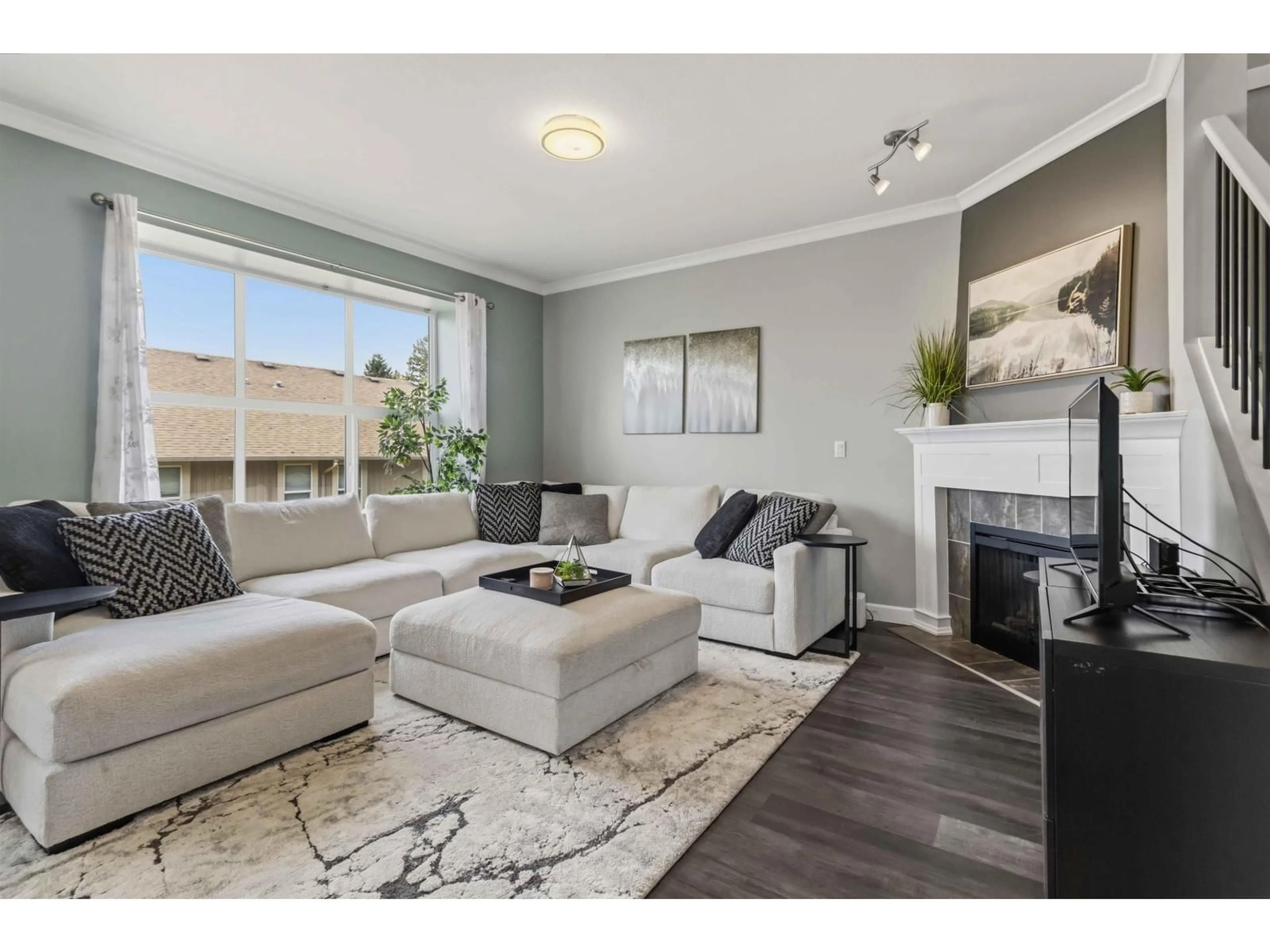 Living room with furniture, wood/laminate floor for 61 - 5648 PROMONTORY ROAD, Sardis British Columbia V2R0E5
