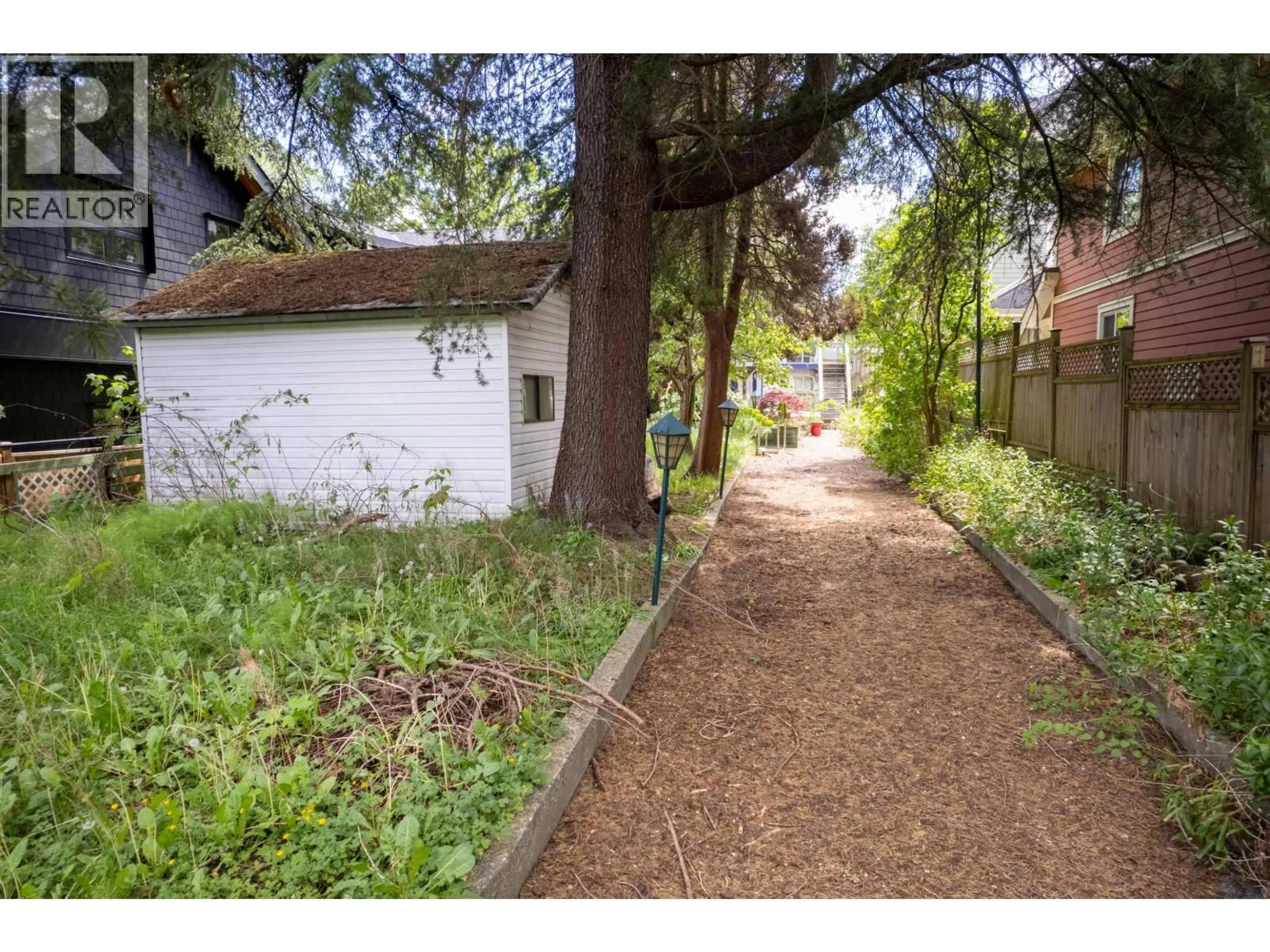 A pic from outside/outdoor area/front of a property/back of a property/a pic from drone, street for 357 33RD AVENUE, Vancouver British Columbia V5V2Z8