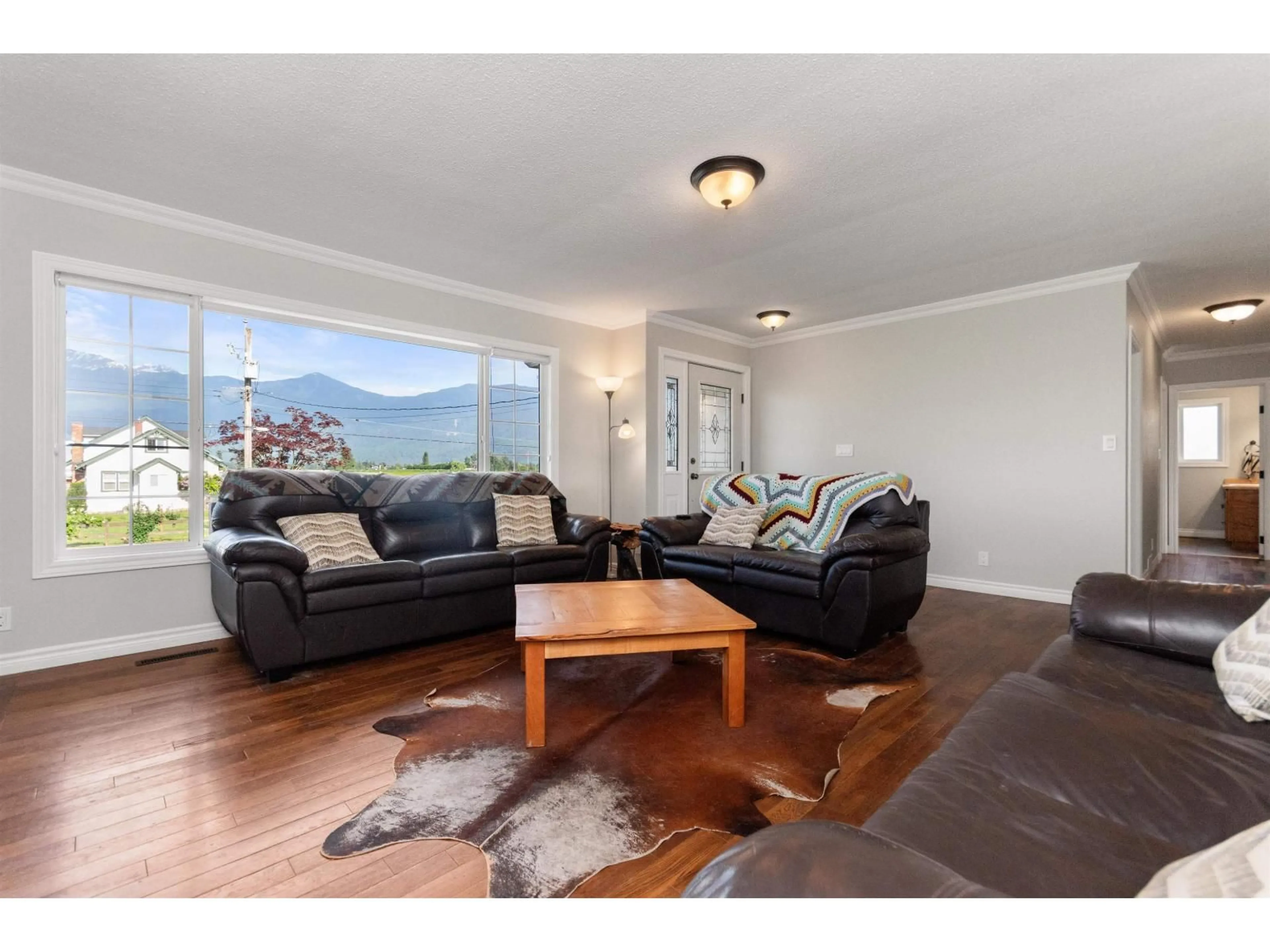 Living room with furniture, wood/laminate floor for 10195 GILLANDERS ROAD, Chilliwack British Columbia V2P6H4