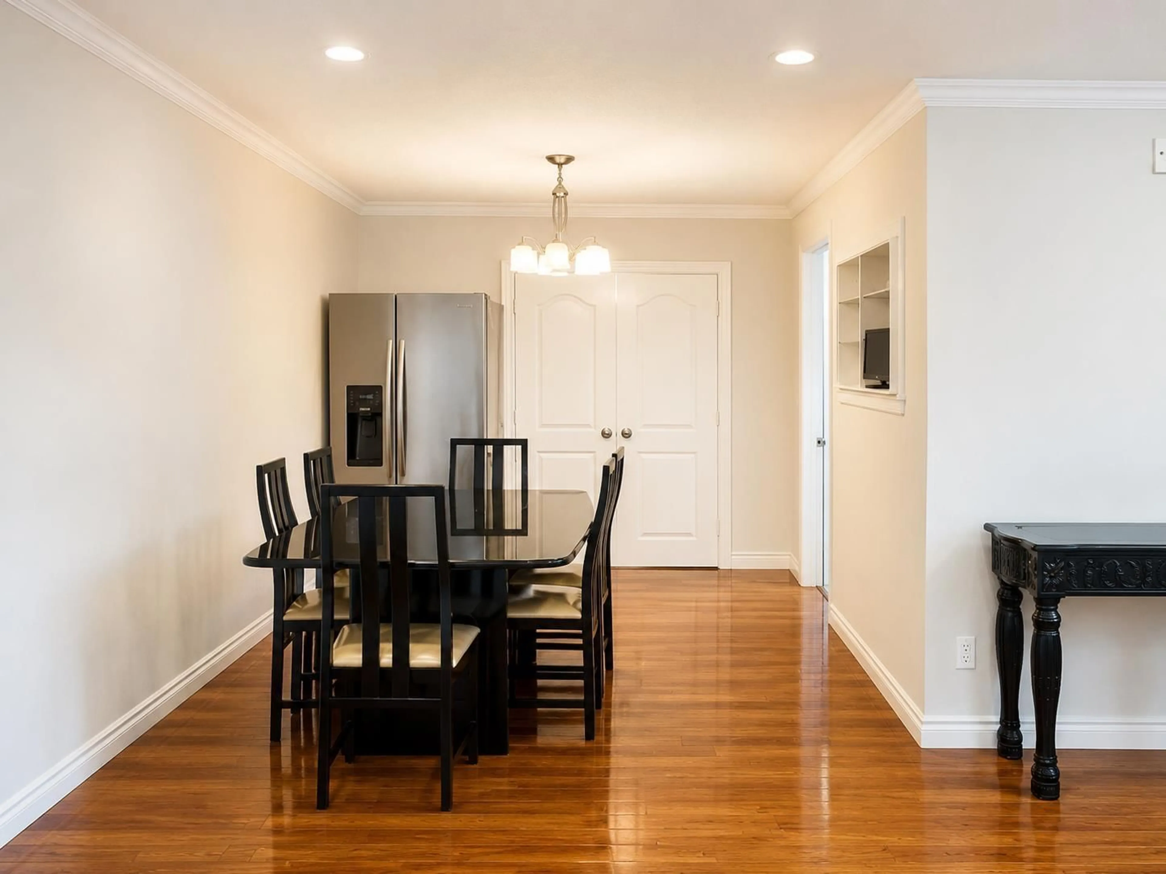 Dining room, wood/laminate floor for 14188 77 AVENUE, Surrey British Columbia V3W6K9