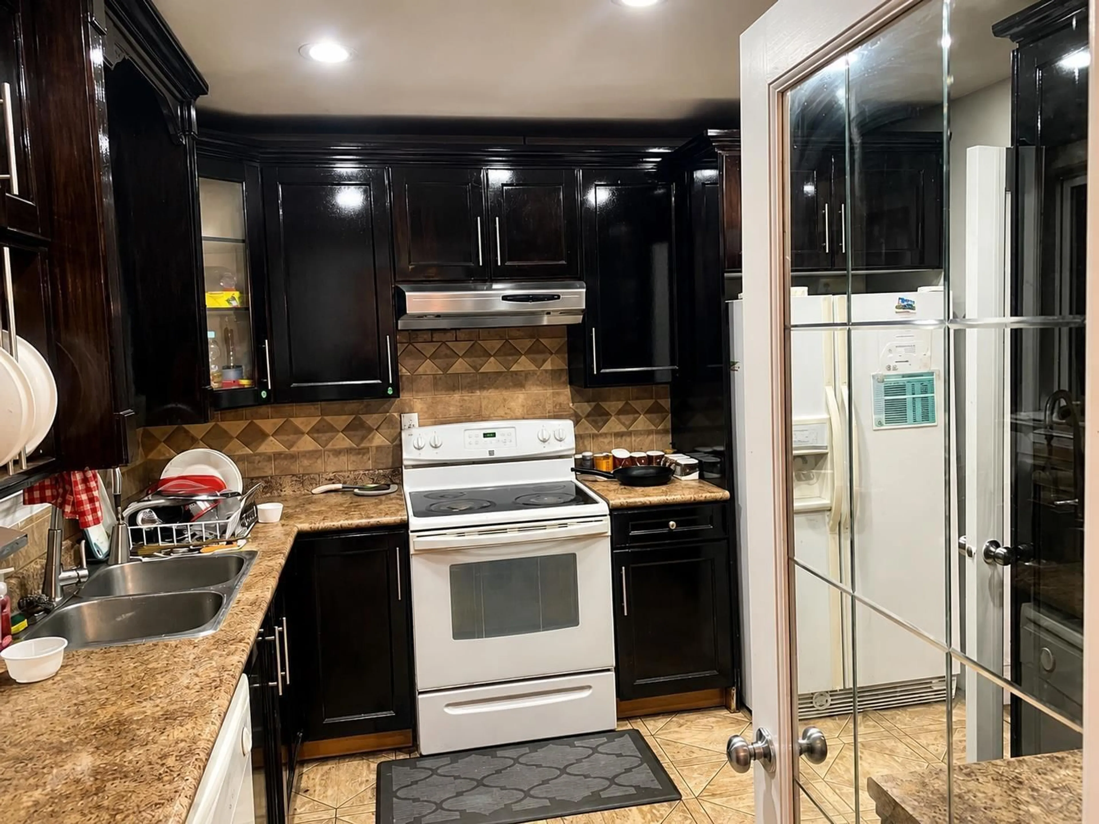 Standard kitchen, ceramic/tile floor for 14188 77 AVENUE, Surrey British Columbia V3W6K9
