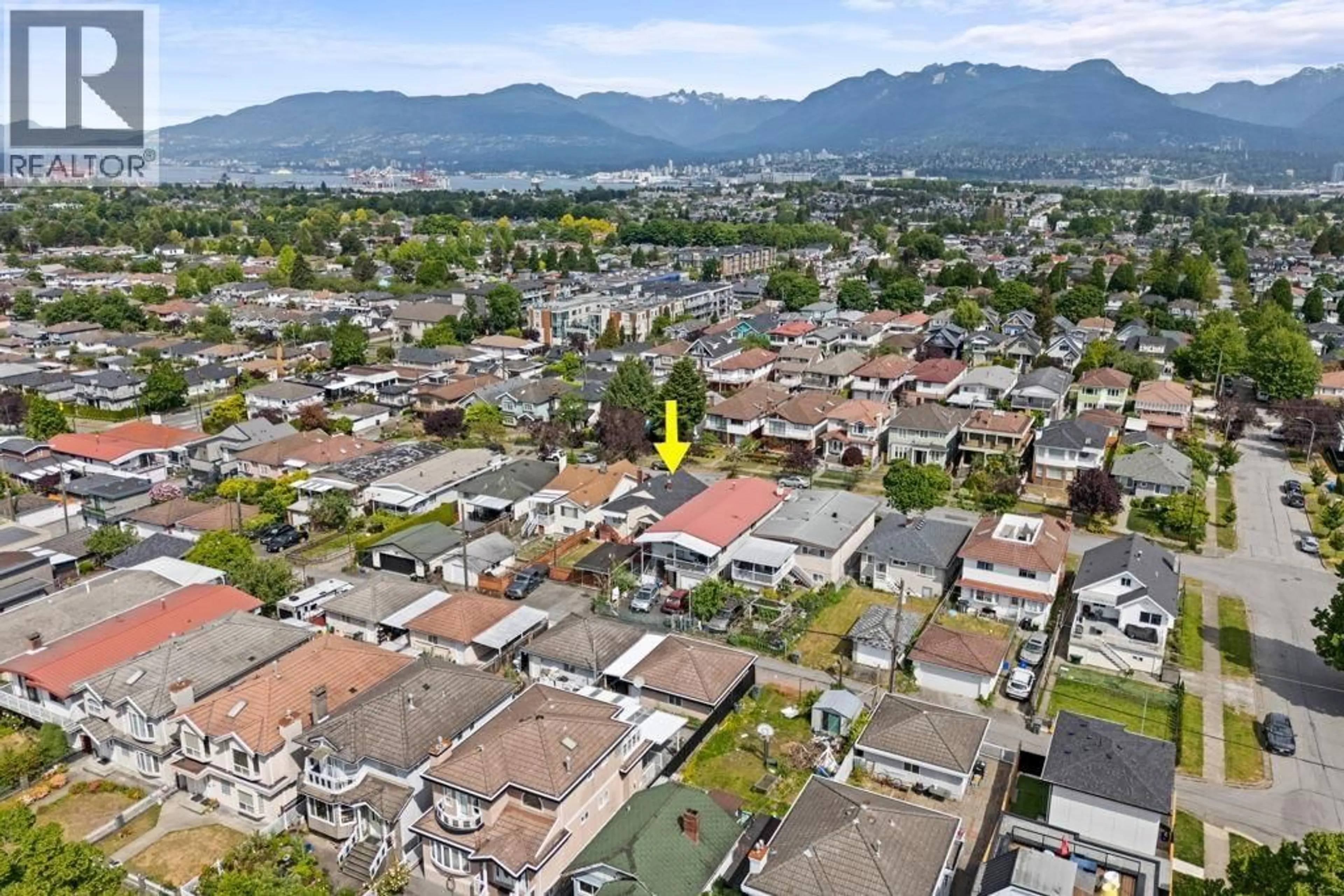 A pic from outside/outdoor area/front of a property/back of a property/a pic from drone, mountain view for 2964 4TH AVENUE, Vancouver British Columbia V5M1L2