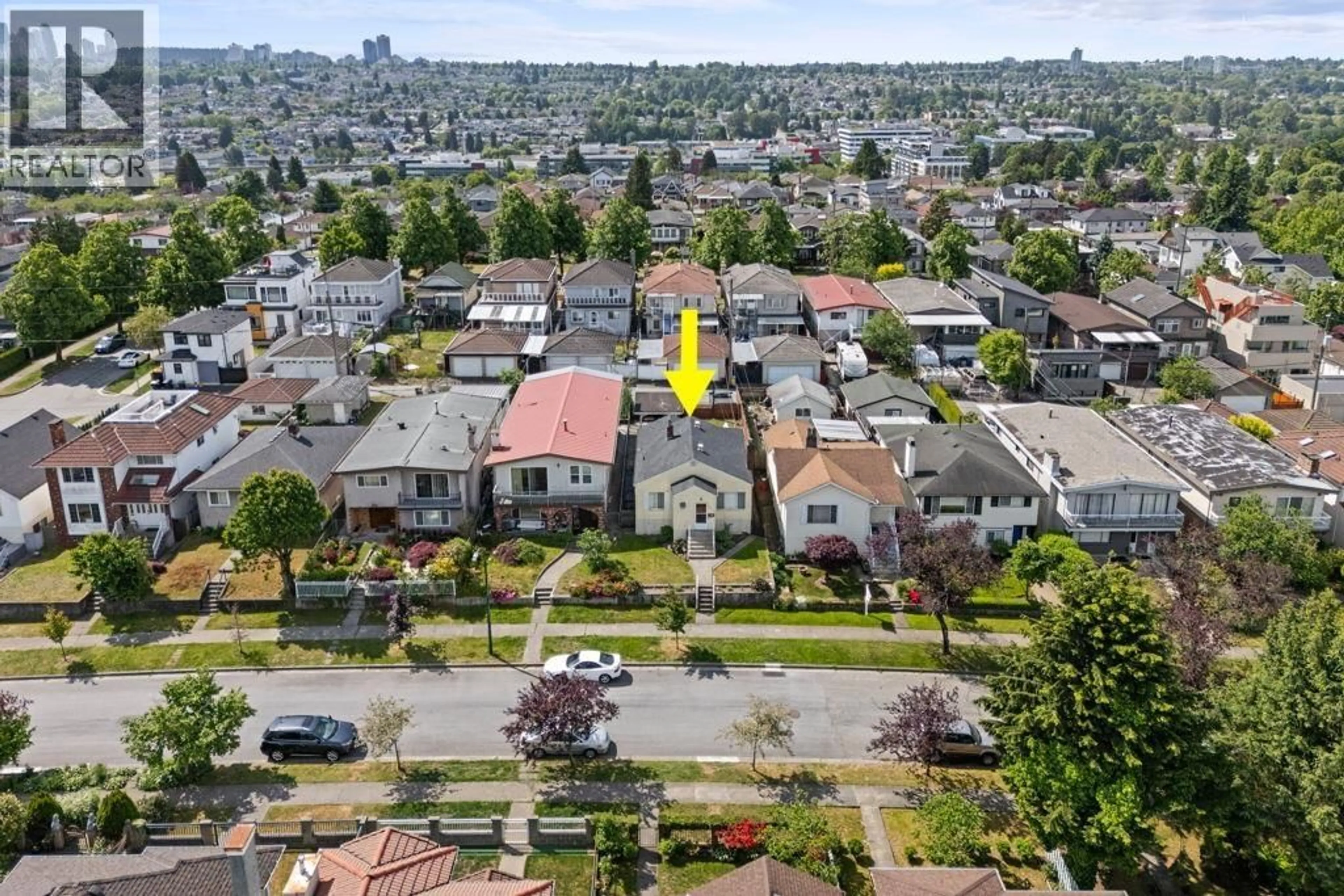 A pic from outside/outdoor area/front of a property/back of a property/a pic from drone, street for 2964 4TH AVENUE, Vancouver British Columbia V5M1L2