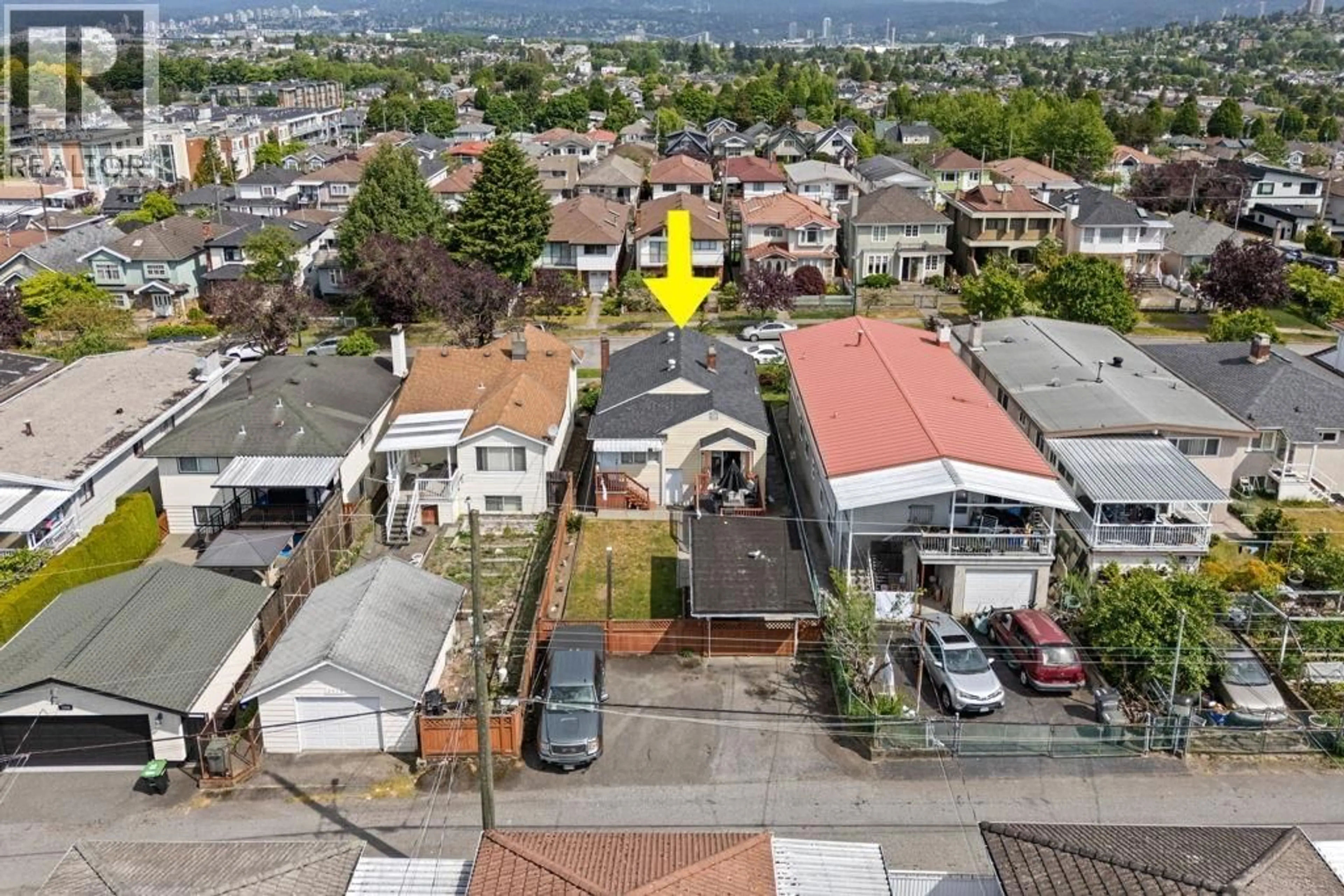 A pic from outside/outdoor area/front of a property/back of a property/a pic from drone, street for 2964 4TH AVENUE, Vancouver British Columbia V5M1L2