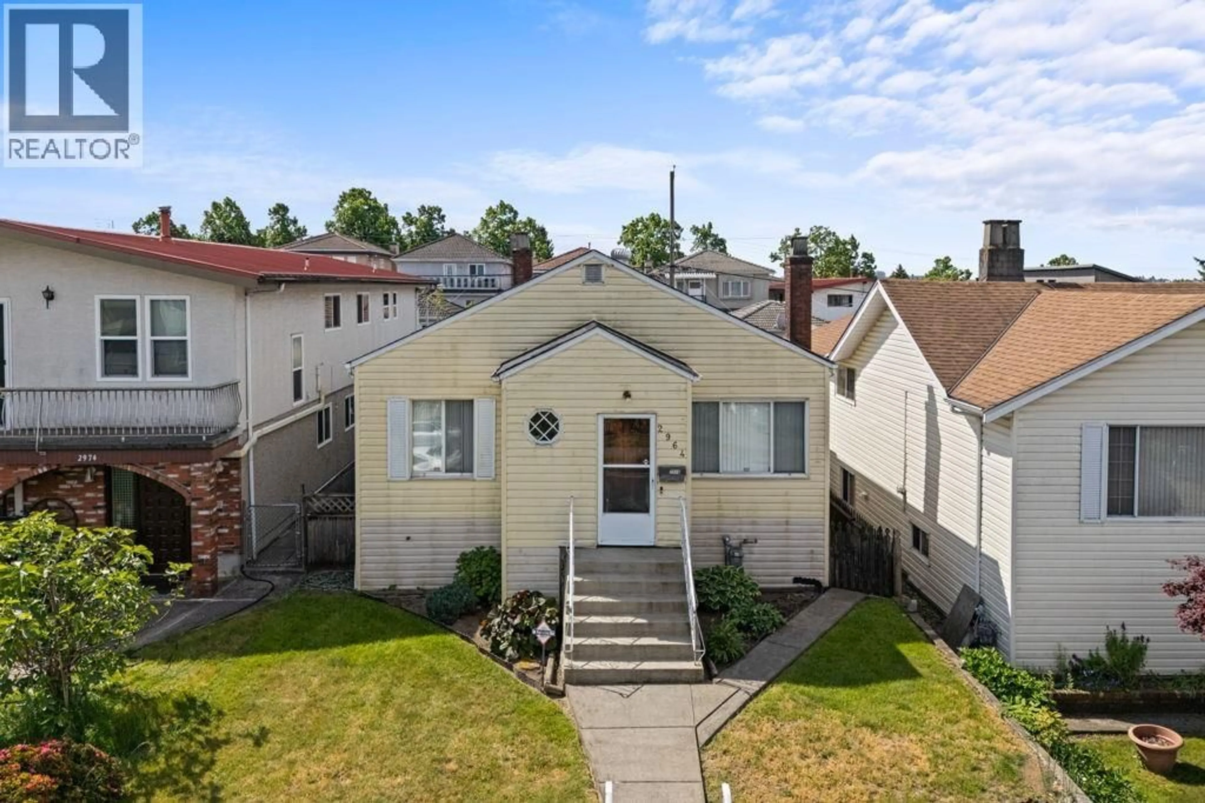 A pic from outside/outdoor area/front of a property/back of a property/a pic from drone, street for 2964 4TH AVENUE, Vancouver British Columbia V5M1L2