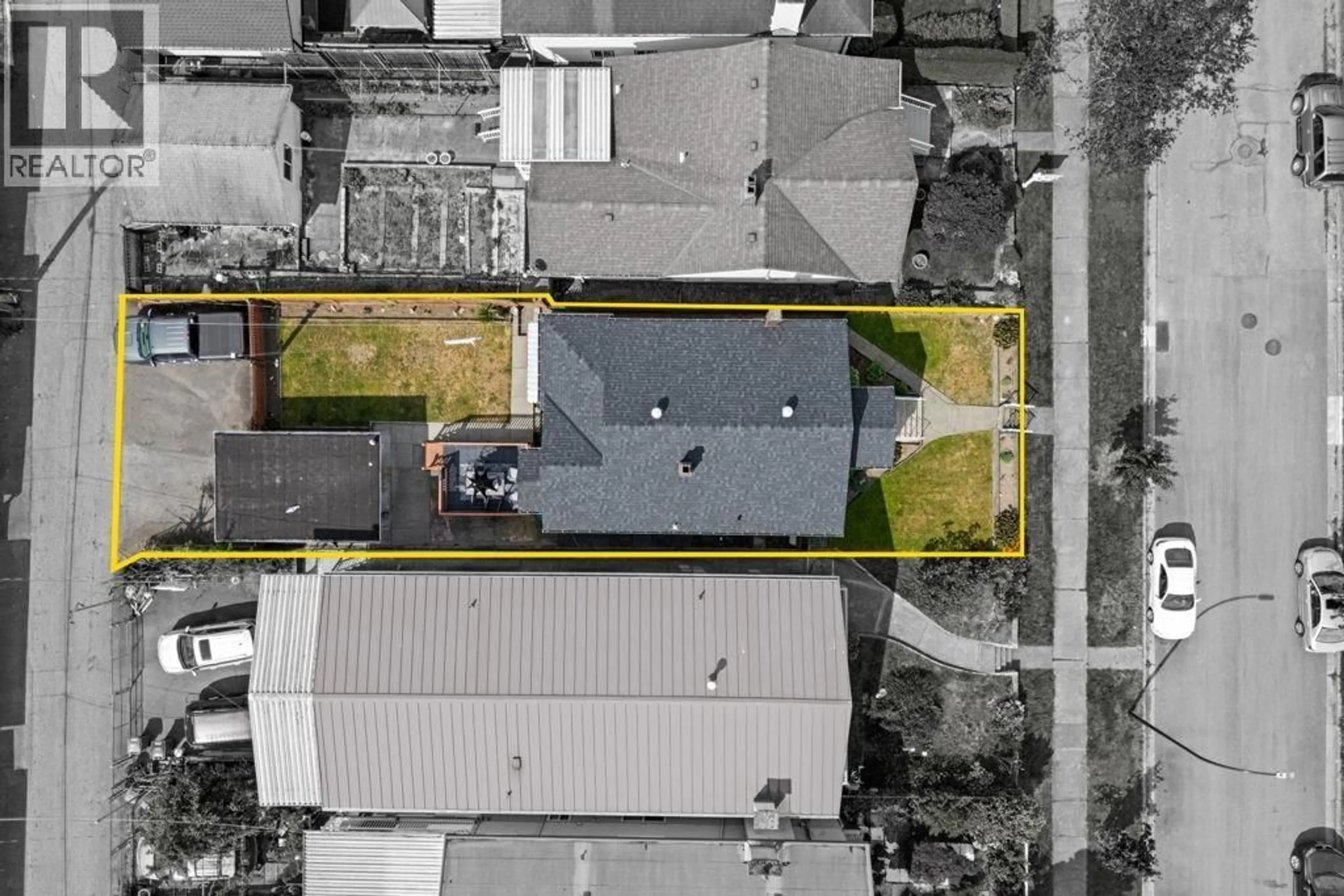 A pic from outside/outdoor area/front of a property/back of a property/a pic from drone, street for 2964 4TH AVENUE, Vancouver British Columbia V5M1L2