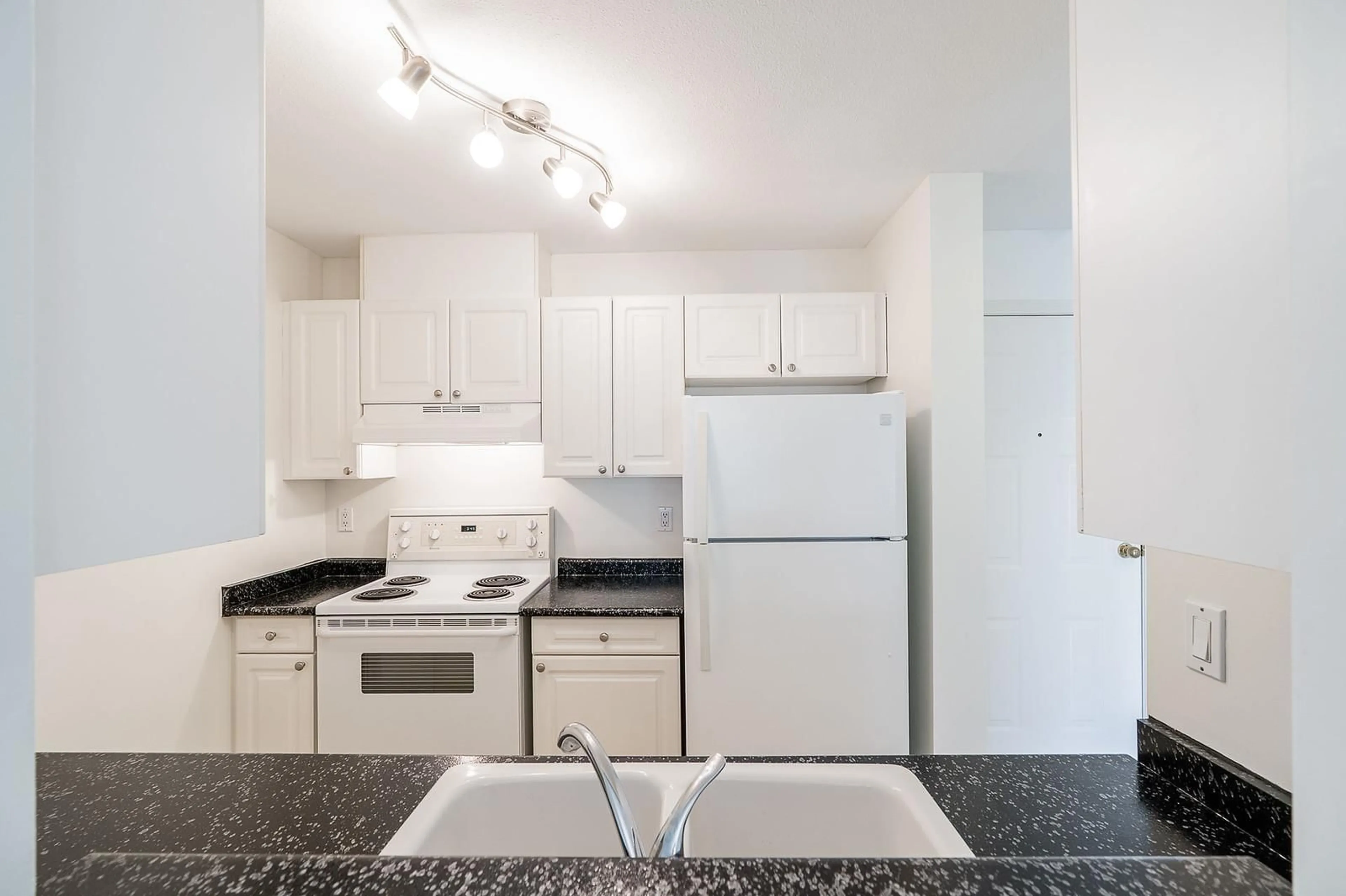 Standard kitchen, unknown for 411 - 14885 100 AVENUE, Surrey British Columbia V3R0W1
