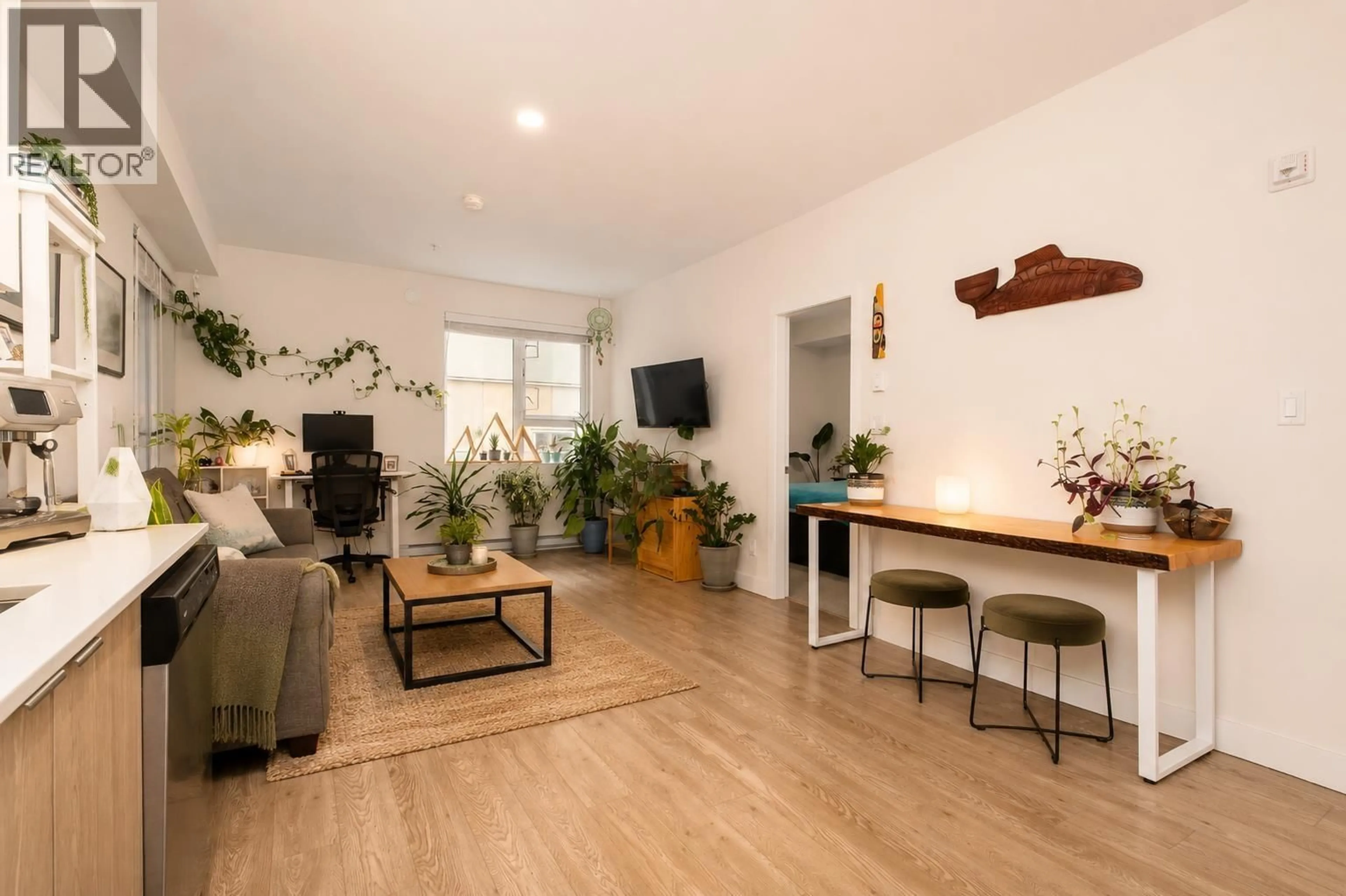Living room with furniture, wood/laminate floor for 302 - 37881 CLEVELAND AVENUE, Squamish British Columbia V8B0Z7