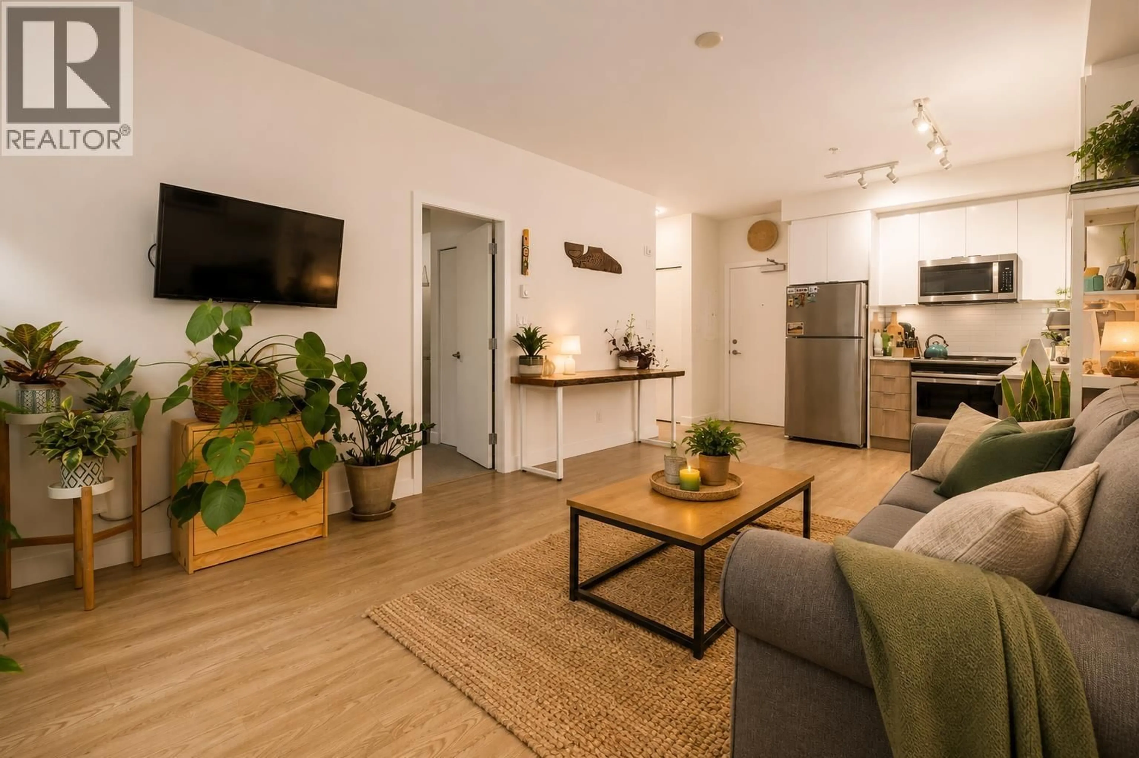 Living room with furniture, wood/laminate floor for 302 - 37881 CLEVELAND AVENUE, Squamish British Columbia V8B0Z7