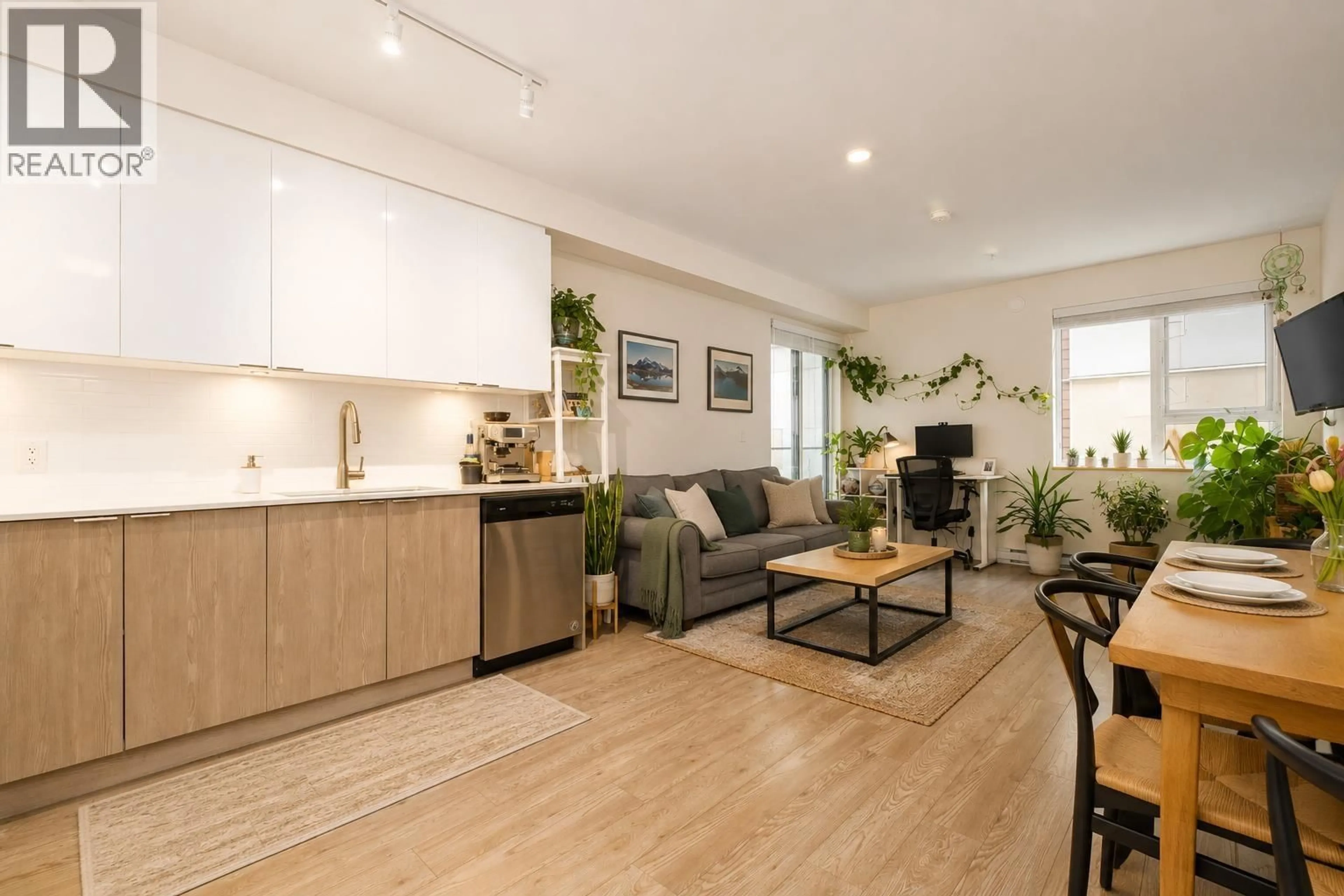 Living room with furniture, wood/laminate floor for 302 - 37881 CLEVELAND AVENUE, Squamish British Columbia V8B0Z7