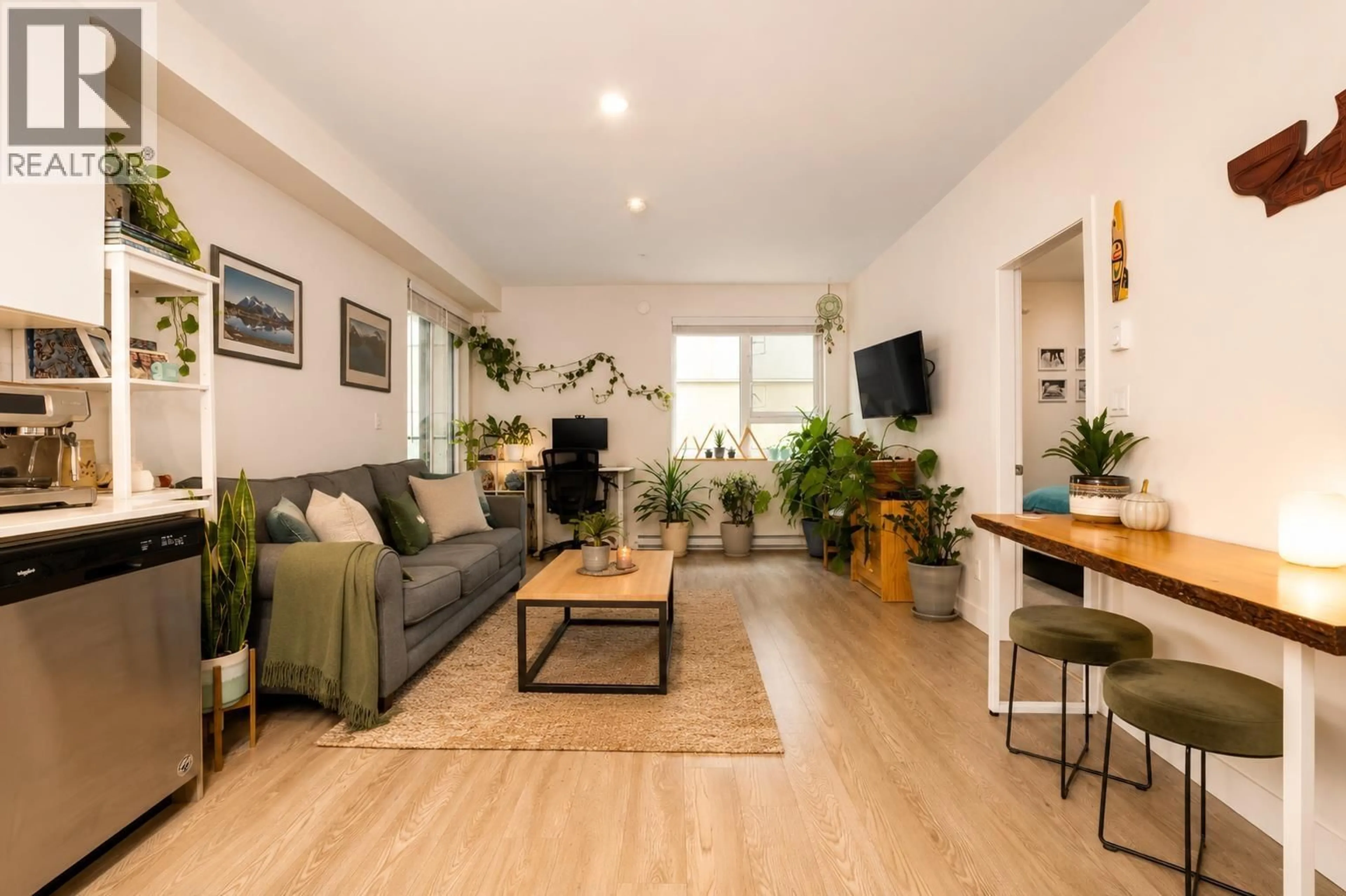 Living room with furniture, wood/laminate floor for 302 - 37881 CLEVELAND AVENUE, Squamish British Columbia V8B0Z7