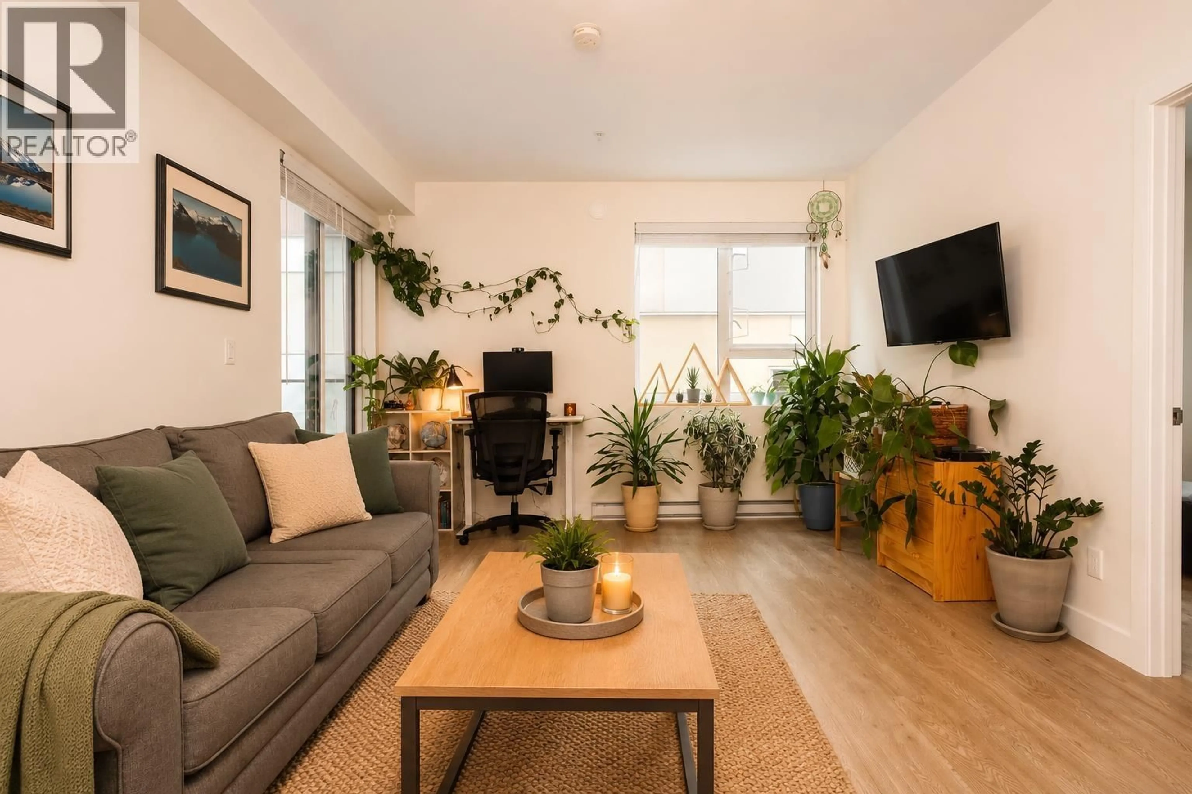 Living room with furniture, wood/laminate floor for 302 - 37881 CLEVELAND AVENUE, Squamish British Columbia V8B0Z7